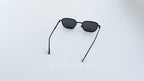 Ochelari de soare retro rectangulari, rama neagra si lentile negre, vedere spate