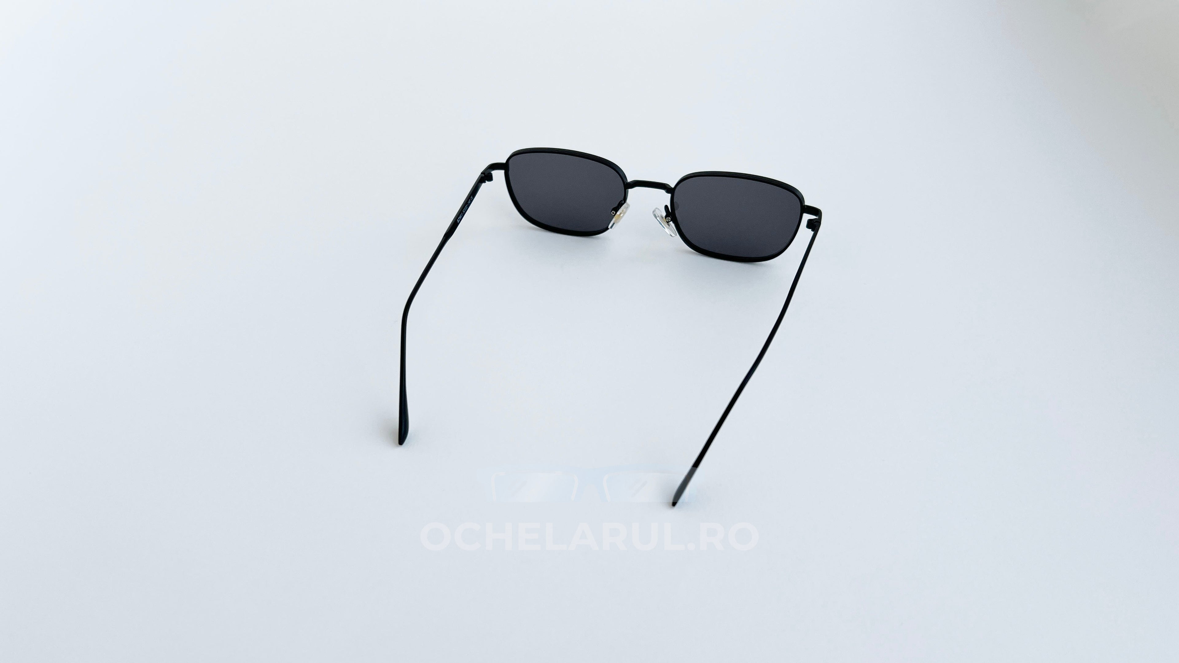 Ochelari de soare retro rectangulari, rama neagra si lentile negre, vedere spate