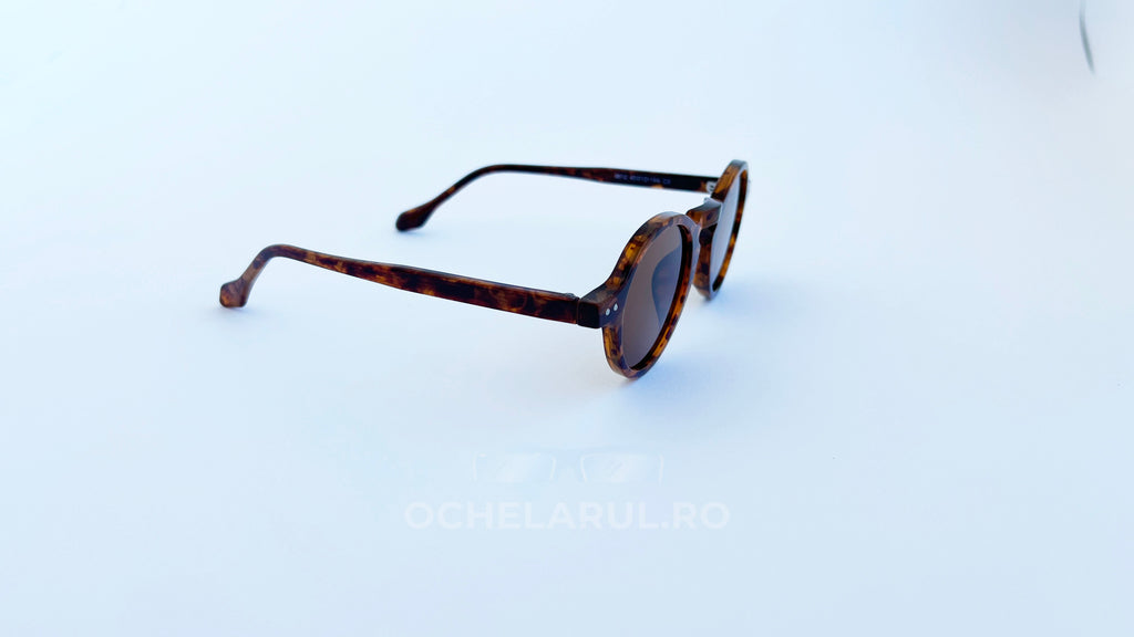 Ochelari de soare retro style, rama tortoise si lentile maro, vedere laterala