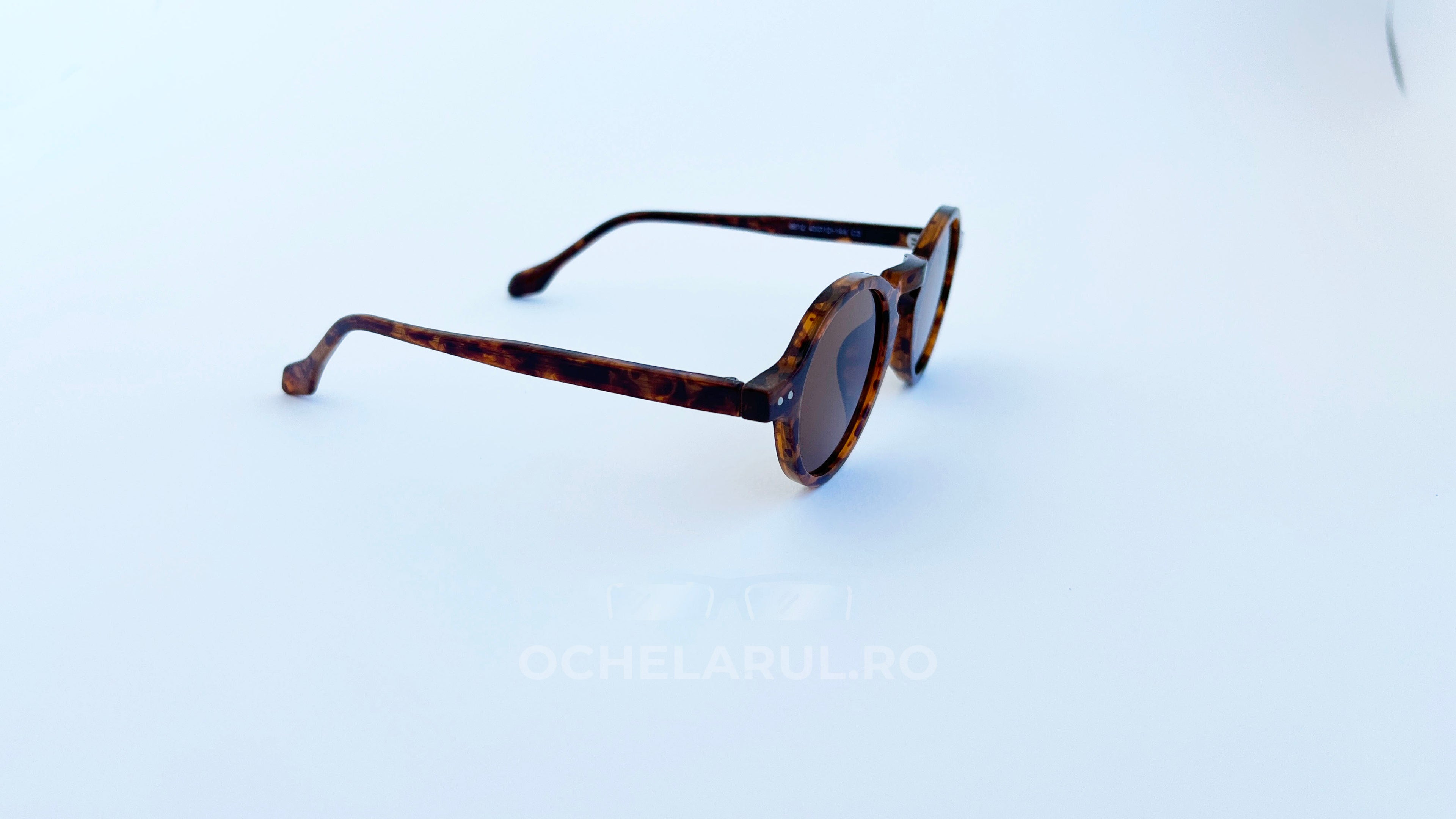 Ochelari de soare retro style, rama tortoise si lentile maro, vedere laterala