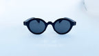 Ochelari de soare Rotunzi Retro Style cu rame negre groase și lentile negre, un model clasic și elegant, vedere frontala