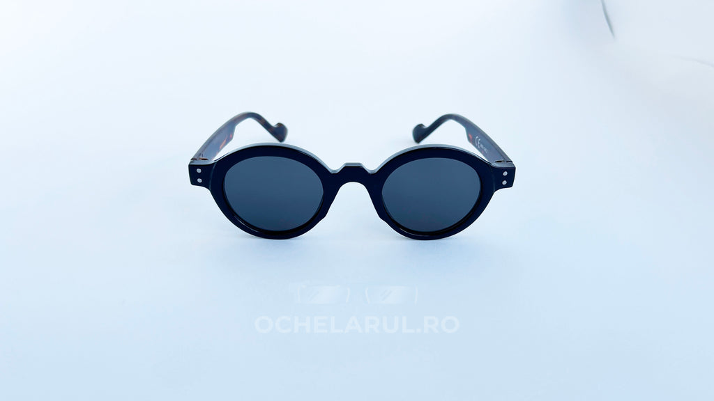 Ochelari de soare Rotunzi Retro Style cu rame negre elegante și lentile întunecate, model unisex potrivit pentru protecție și stil casual modern.