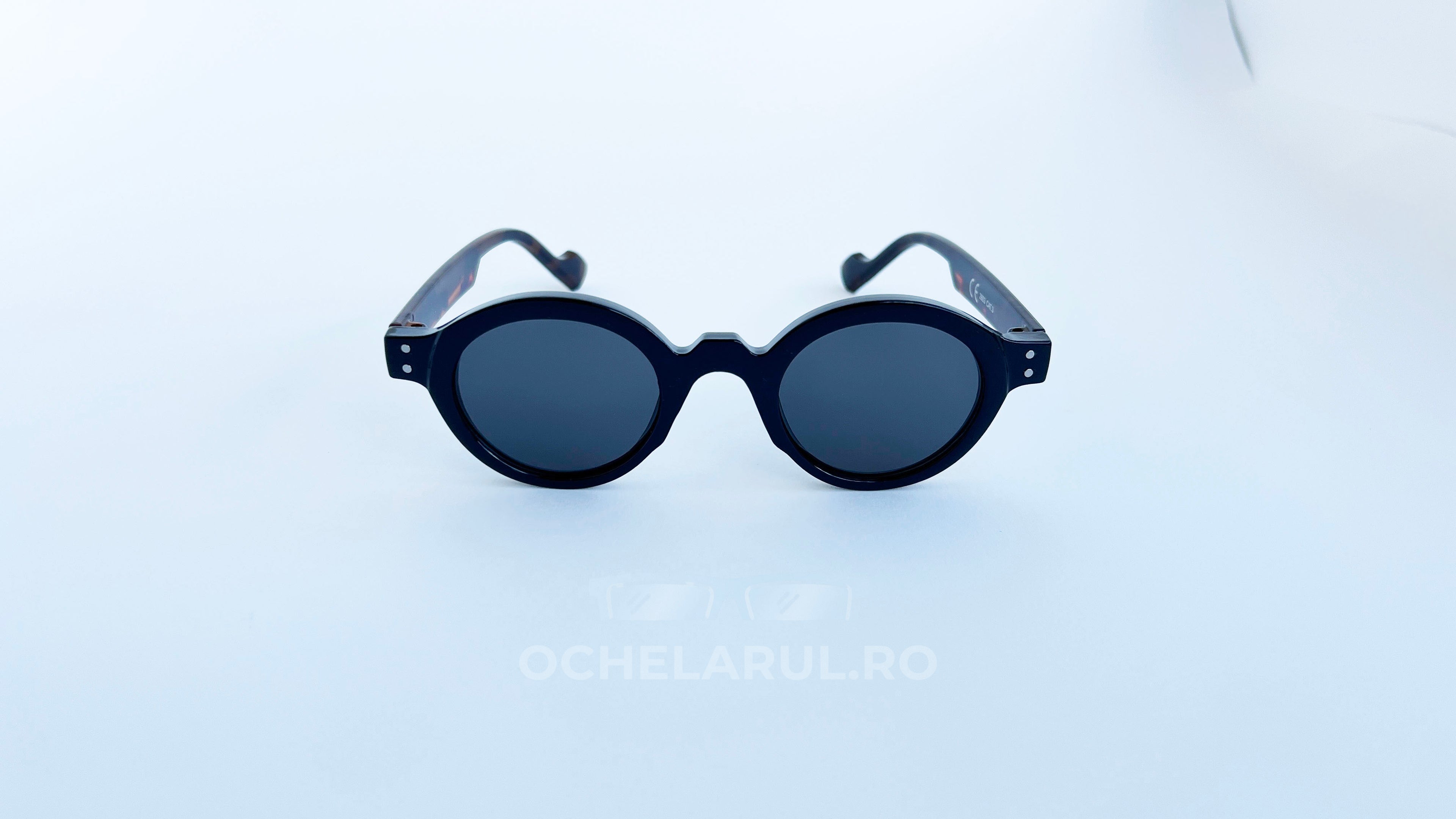 Ochelari de soare Rotunzi Retro Style cu rame negre elegante și lentile întunecate, model unisex potrivit pentru protecție și stil casual modern.