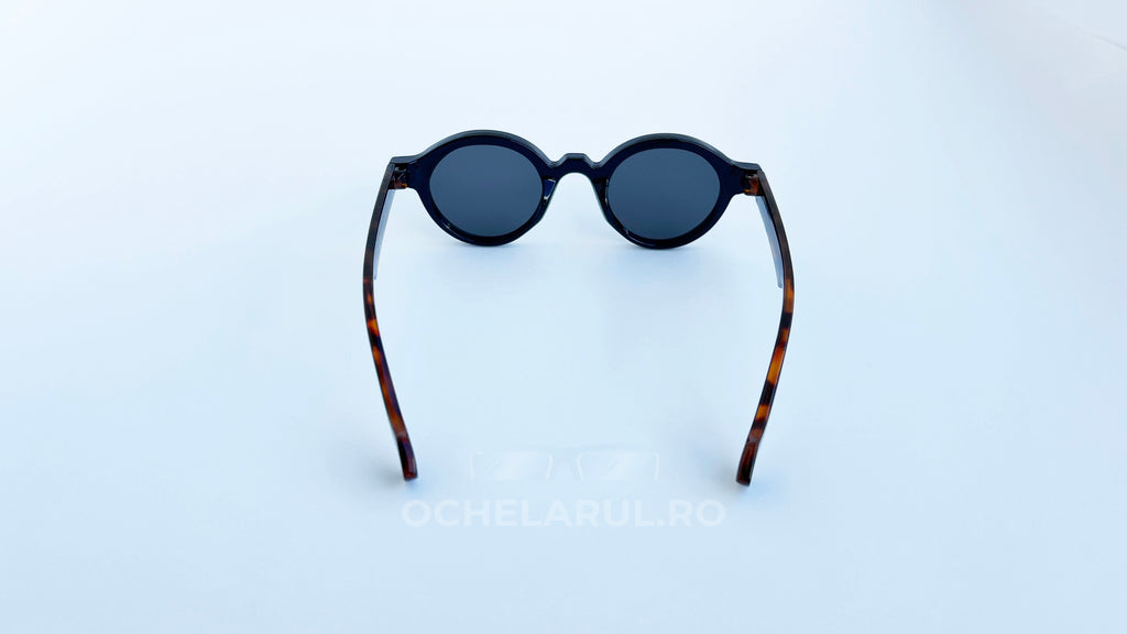 Ochelari de soare Rotunzi Retro Style cu rame negre și brațe în nuanțe de tortoise, lentile întunecate, model clasic pentru un stil vintage și elegant.