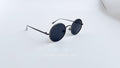 Ochelari de soare Rotunzi cu rame subțiri gri și lentile negre polarizate, design minimalist și elegant, potriviți pentru bărbați ce caută stil și protecție UV.