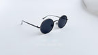 Ochelari de soare Rotunzi cu rame subțiri gri și lentile negre polarizate, design minimalist și elegant, potriviți pentru bărbați ce caută stil și protecție UV.