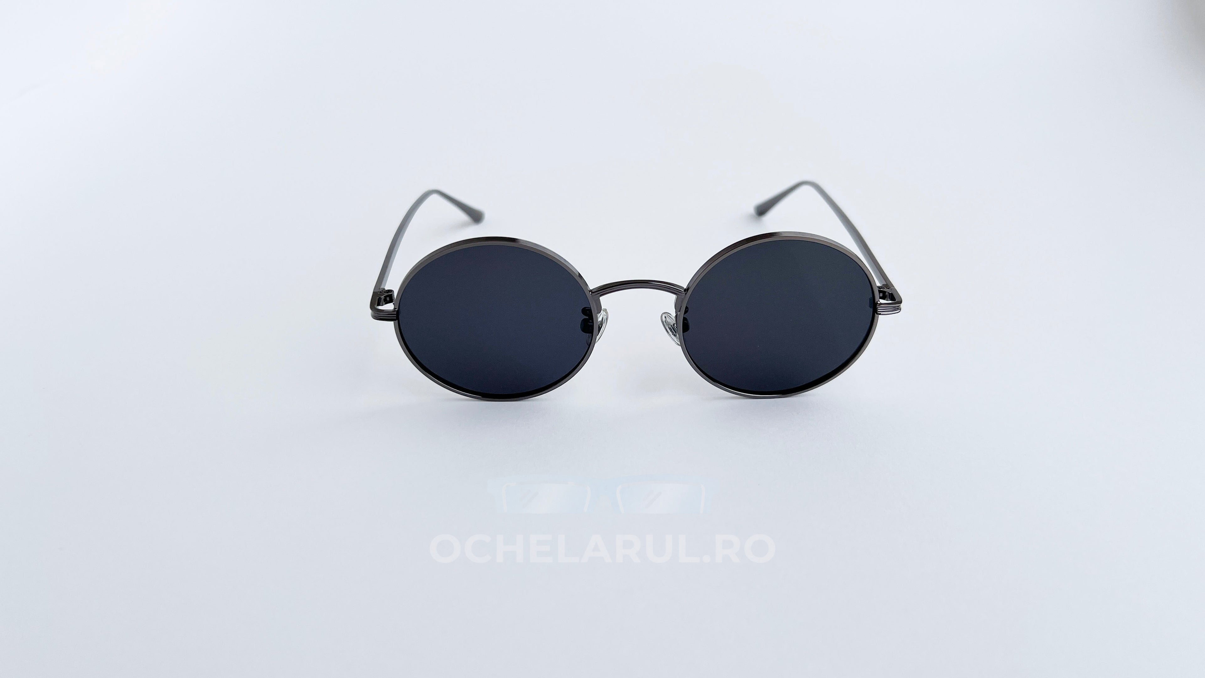 Ochelari de soare Rotunzi Polarizați cu rame gri și lentile negre, unisex, stil clasic și elegant pentru protecție solară.