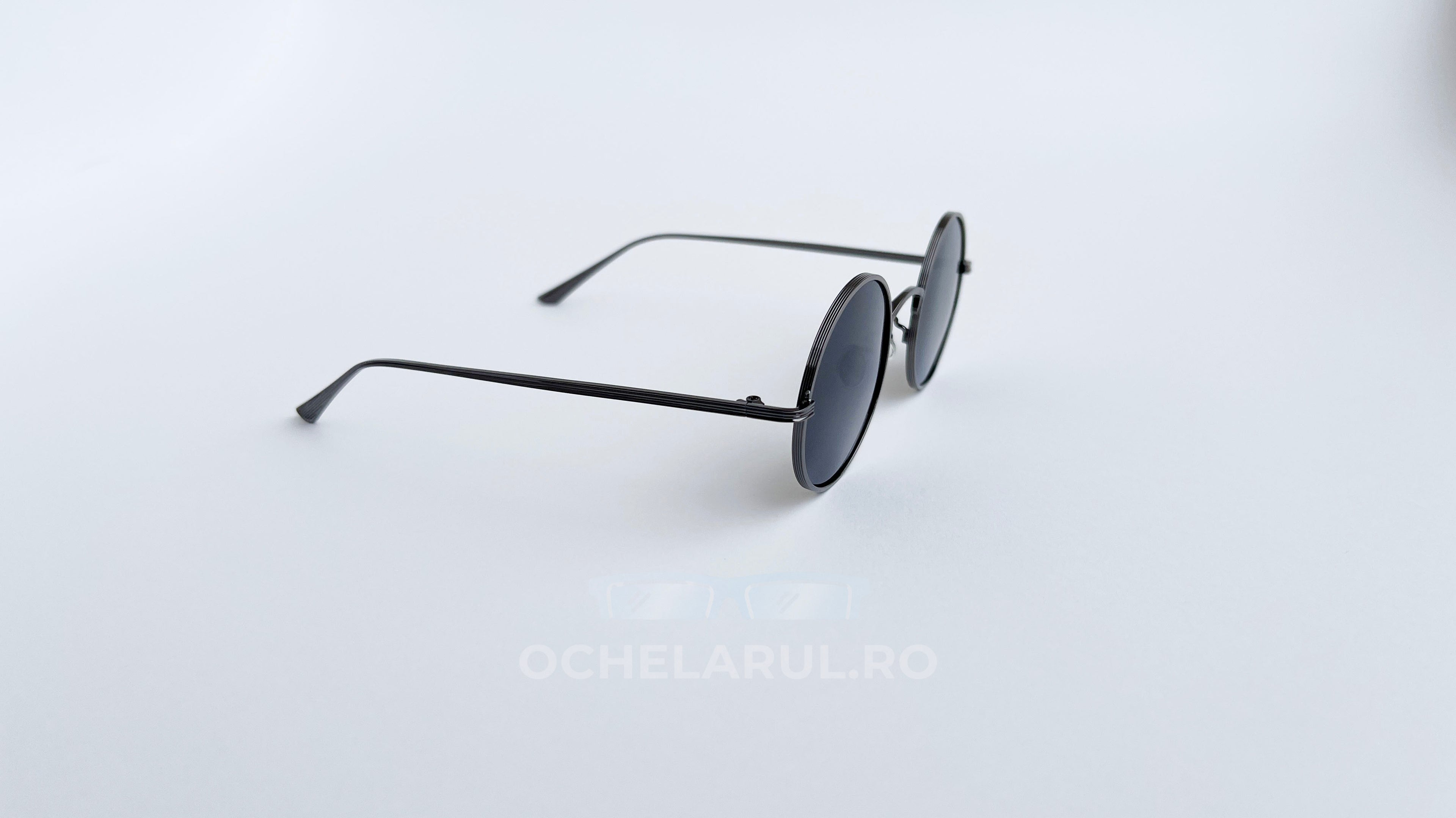 Ochelari de soare Rotunzi Polarizați cu rame subțiri negre și lentile întunecate elegante pentru bărbați.