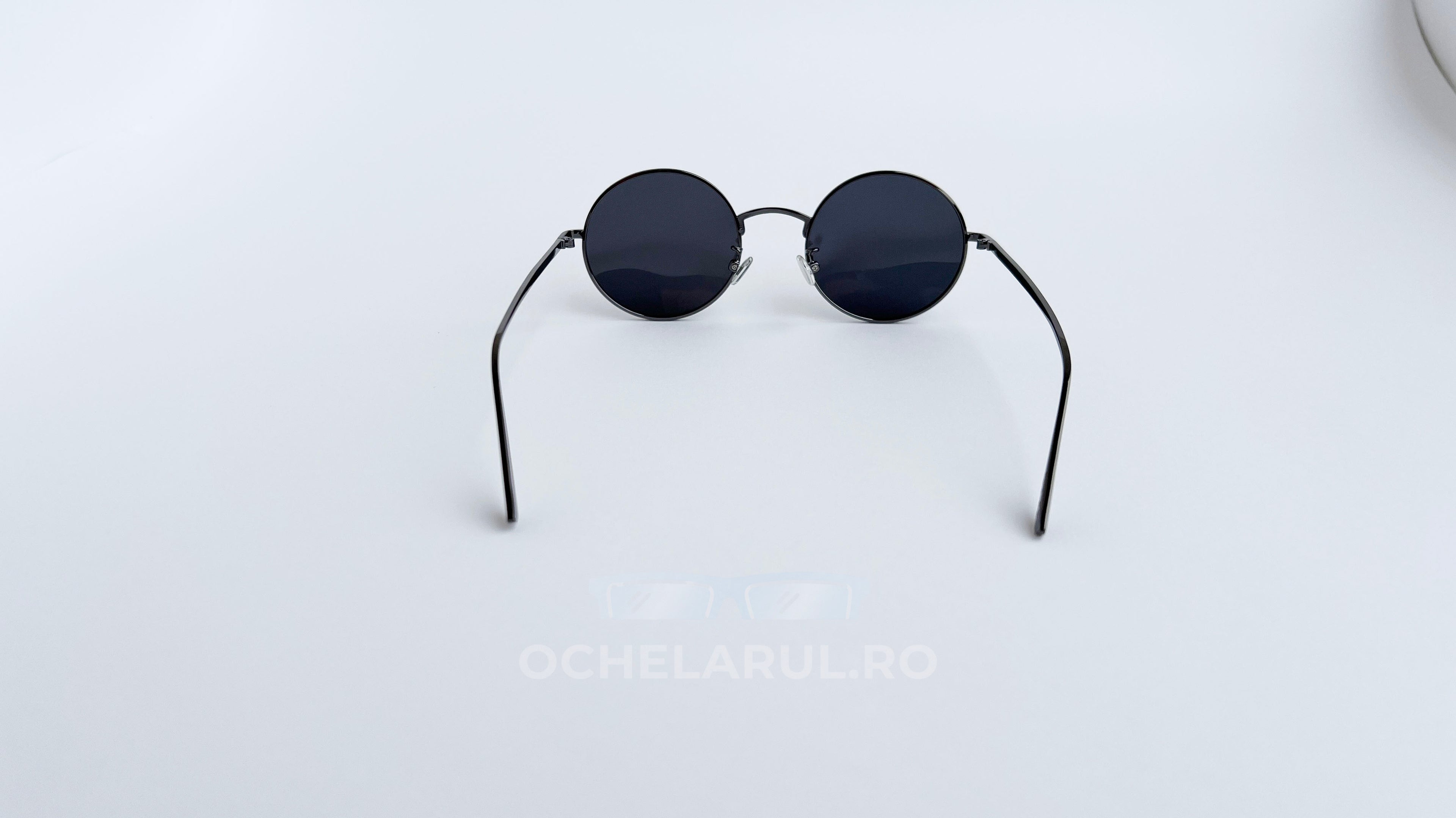 Ochelari de soare Rotunzi Polarizați cu rame subțiri gri și lentile negre, design clasic și elegant pentru bărbați.