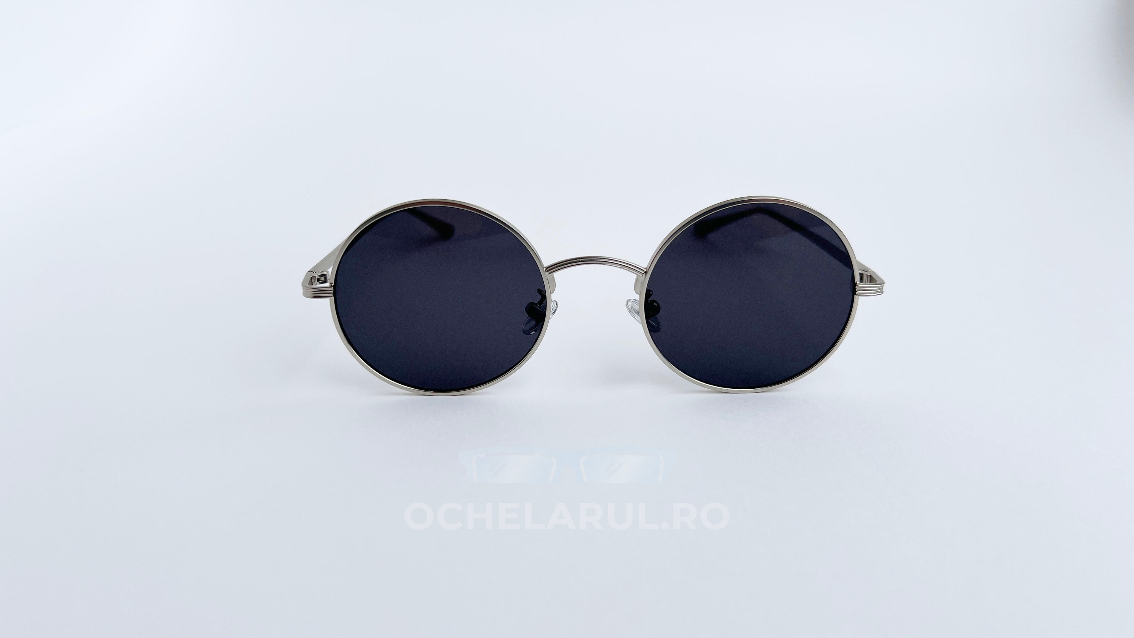 Ochelari de soare Rotunzi cu rame argintii și lentile negre, design clasic și elegant pentru bărbați.