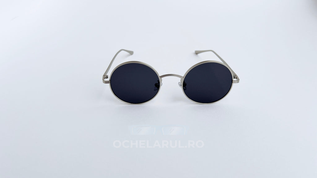 Ochelari de soare Rotunzi cu rame argintii și lentile negre, design modern pentru bărbați.