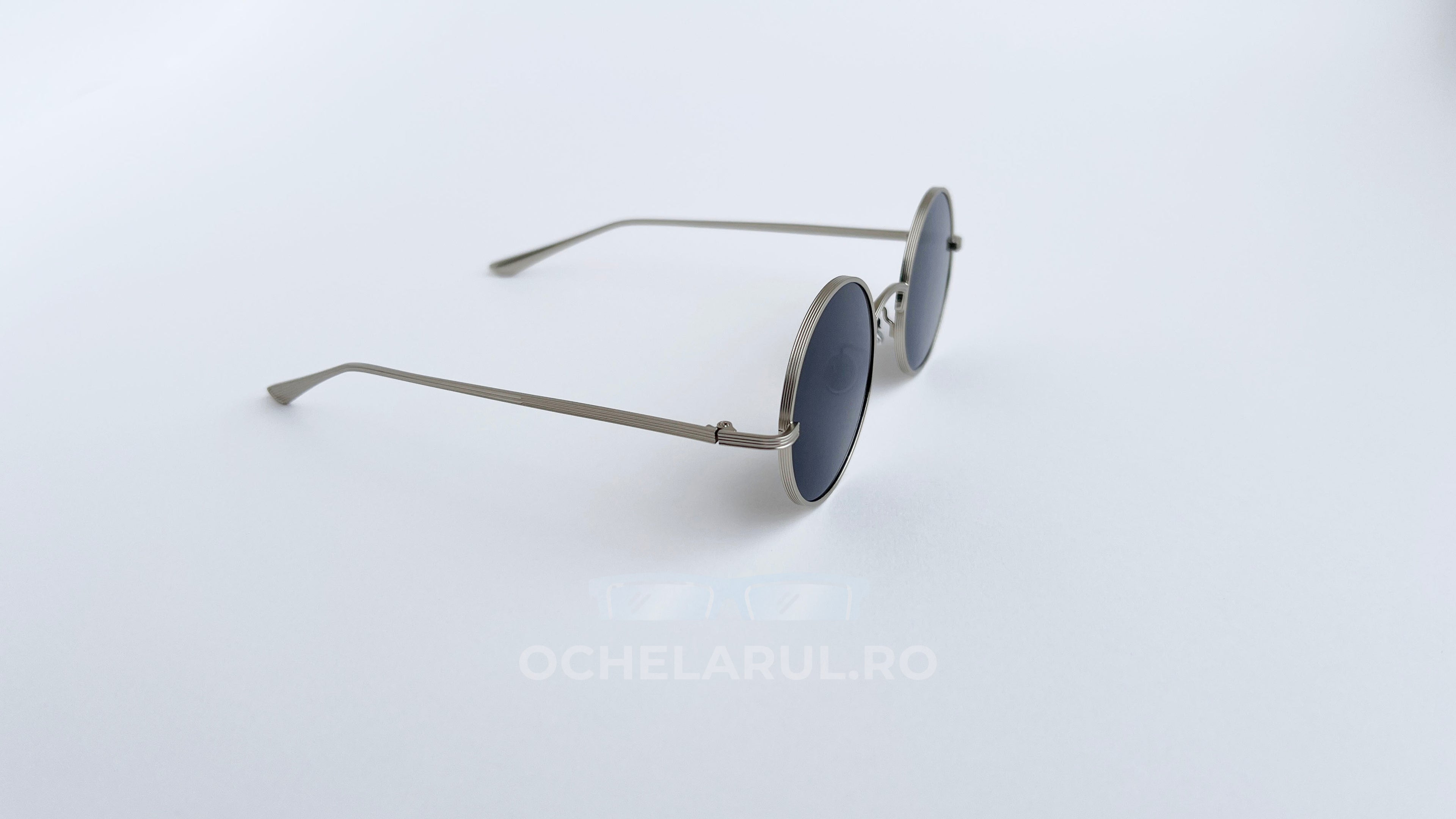 Ochelari de soare Rotunzi cu lentile negre și rame subțiri de culoare argintie, design minimalist pentru bărbați.