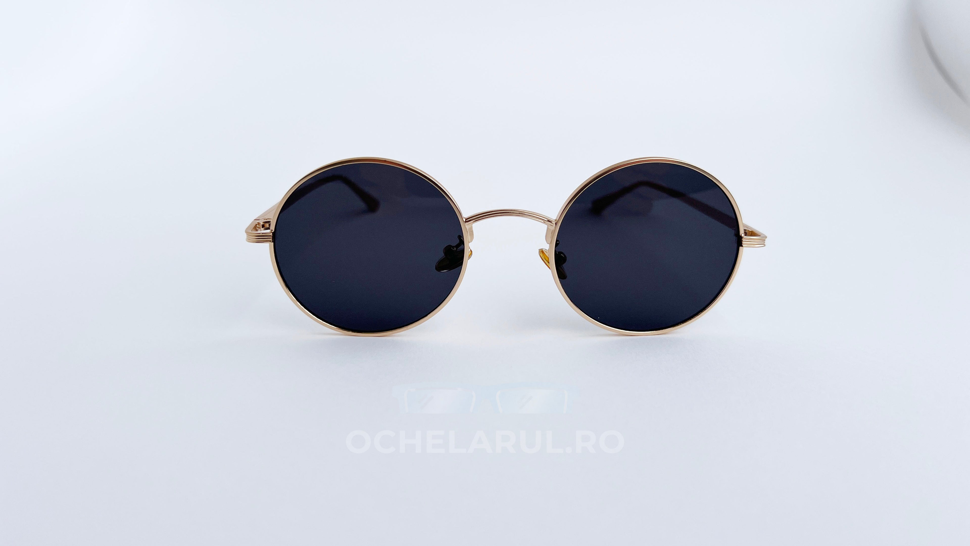 Ochelari de soare Rotunzi cu rame aurii și lentile negre, model elegant pentru bărbați.