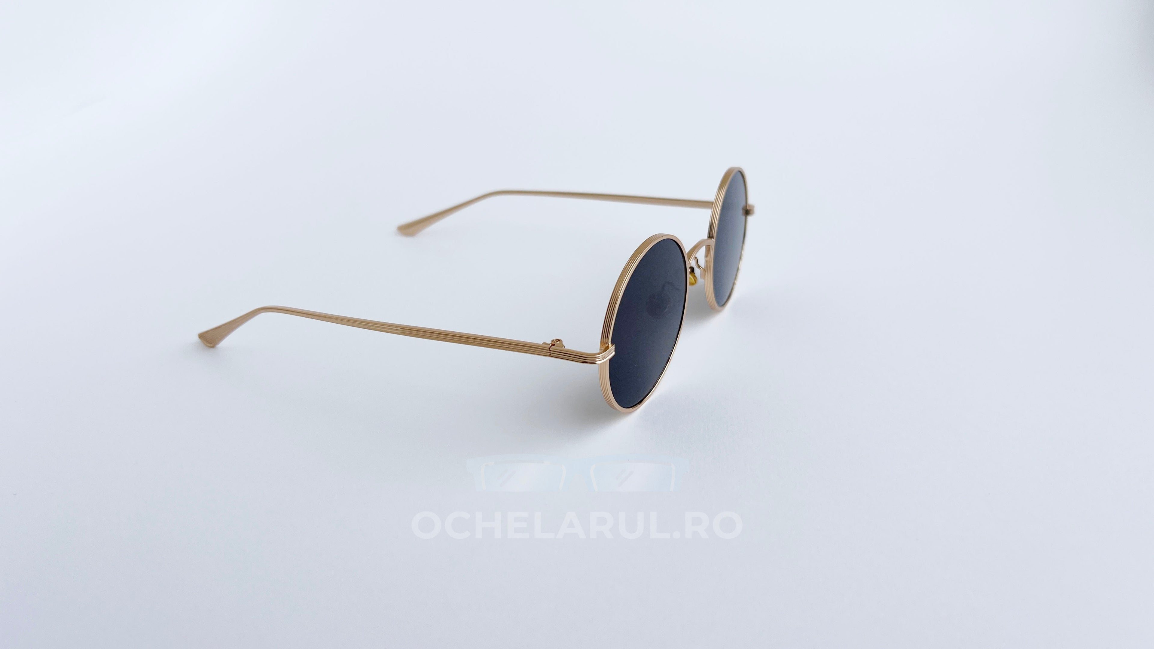 Ochelari de soare Rotunzi cu rame aurii subtiri si lentile negre, model elegant de ochelari de soare barbati