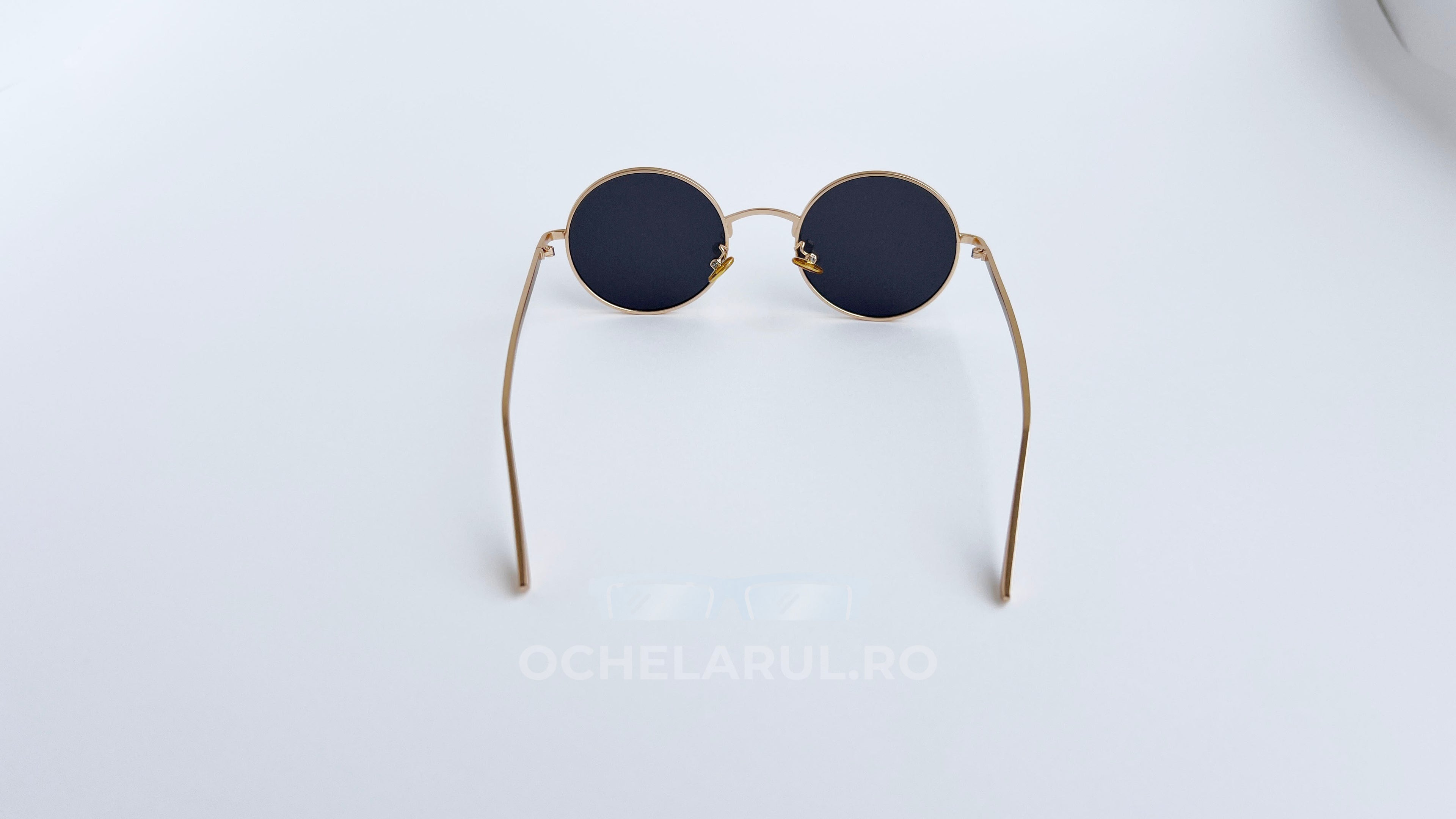 Ochelari de soare Rotunzi cu rame aurii și lentile negre, model elegant pentru bărbați.