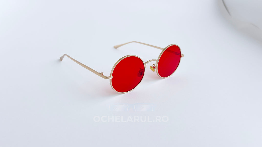 Ochelari de soare Rotunzi cu rame aurii și lentile roșii, design elegant și modern perfect pentru protecție solară și stil distinct.