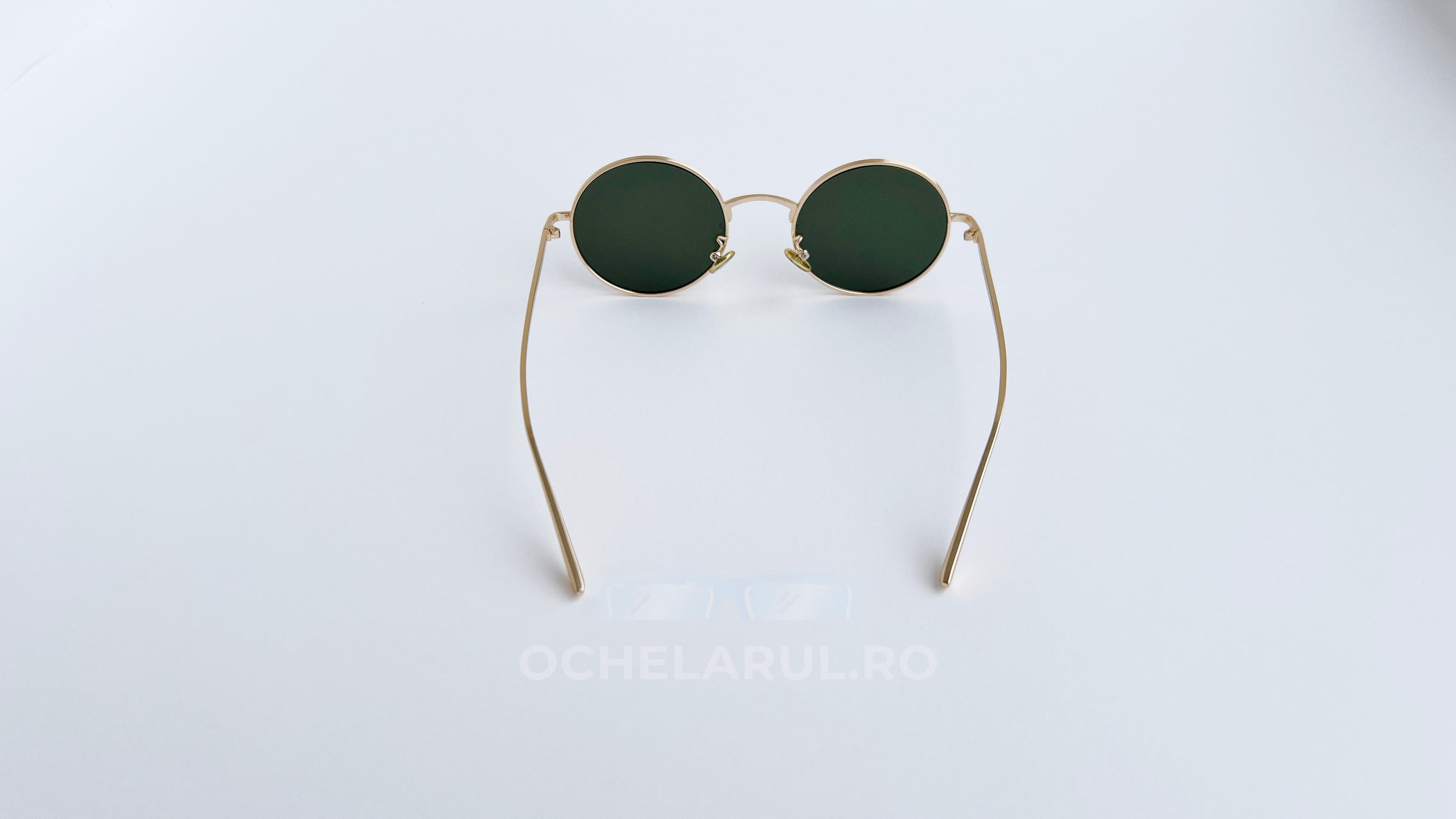 Ochelari de soare Rotunzi cu rame aurii subțiri și lentile verzi, design clasic și elegant.