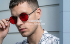 Ochelari de soare Rotunzi - Rama neagra - Lentile rosii - Model purtand ochelarii pe fata
