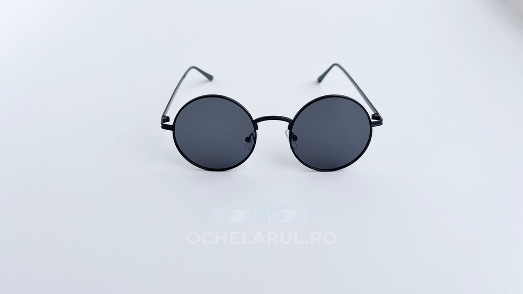 Ochelari de soare Rotunzi cu rame negre subțiri și lentile întunecate, design clasic și elegant.