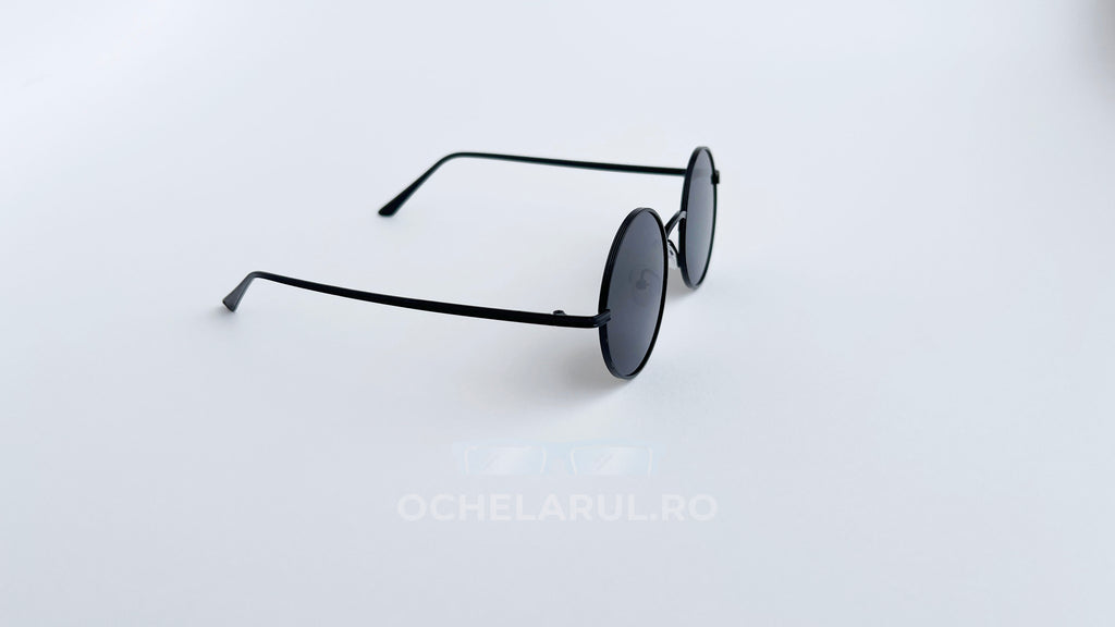 Ochelari de soare Rotunzi cu rame negre subțiri și lentile negre elegante, design modern pentru bărbați.