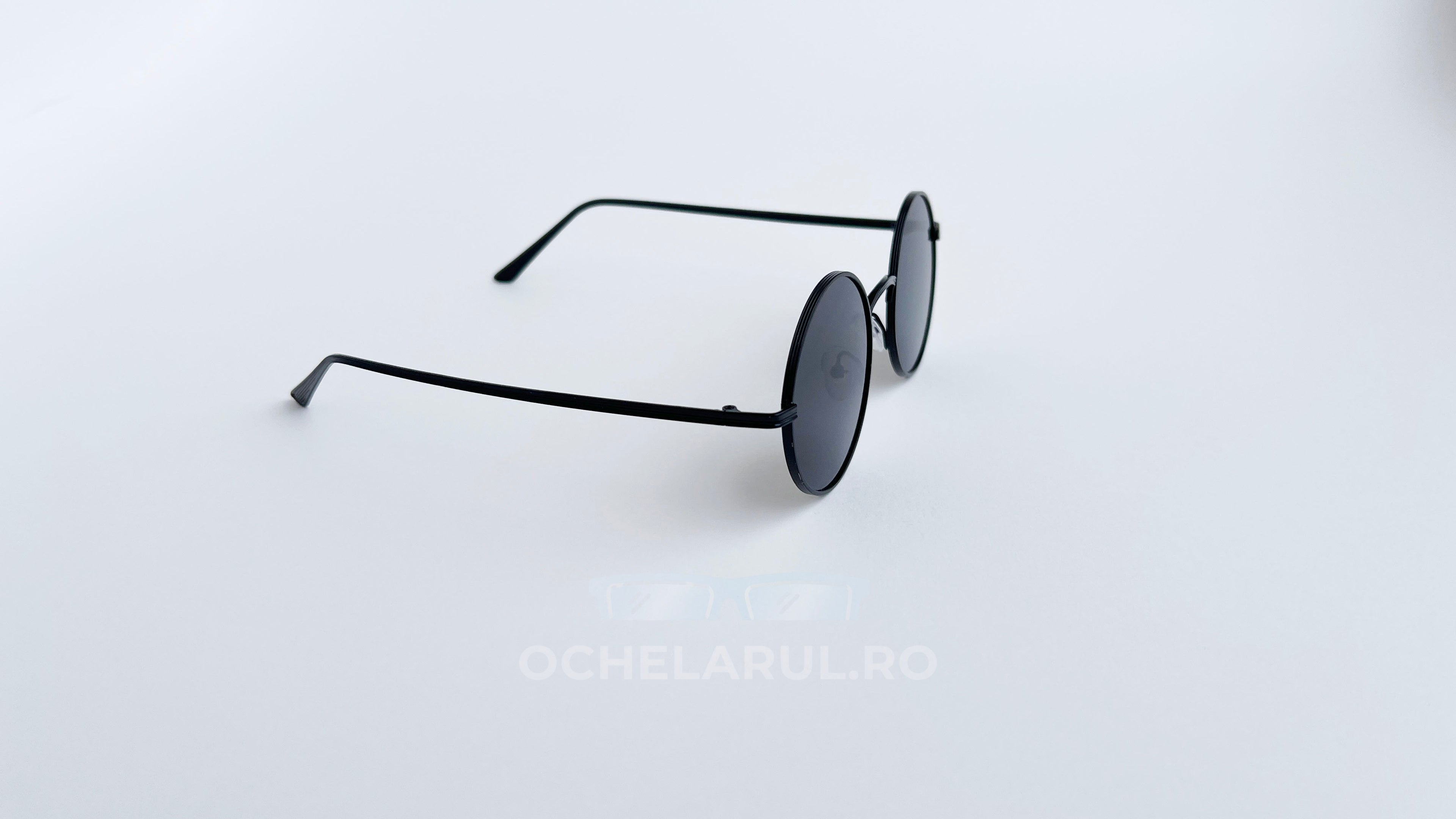 Ochelari de soare Rotunzi cu rame negre subțiri și lentile negre elegante, design modern pentru bărbați.