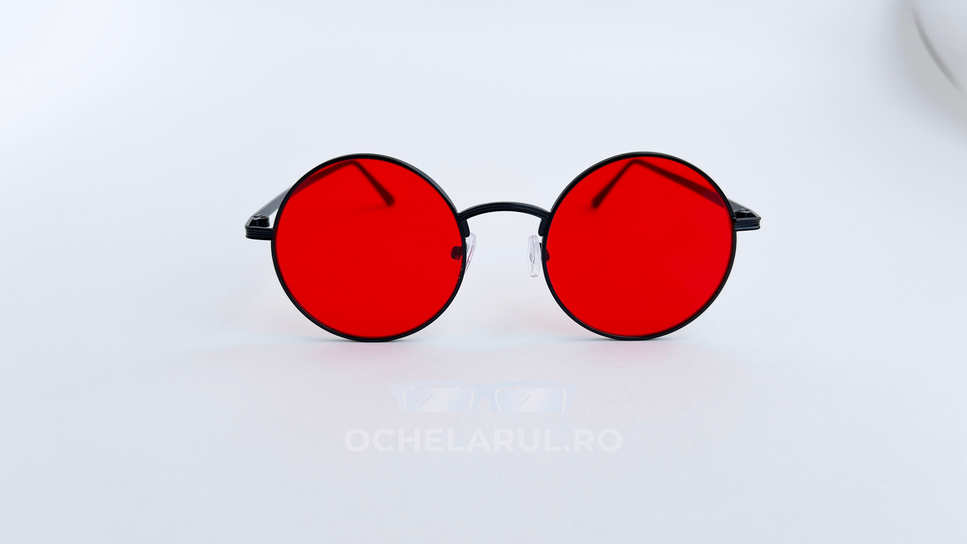 Ochelari de soare Rotunzi cu rame negre și lentile roșii, stil unisex modern și elegant.