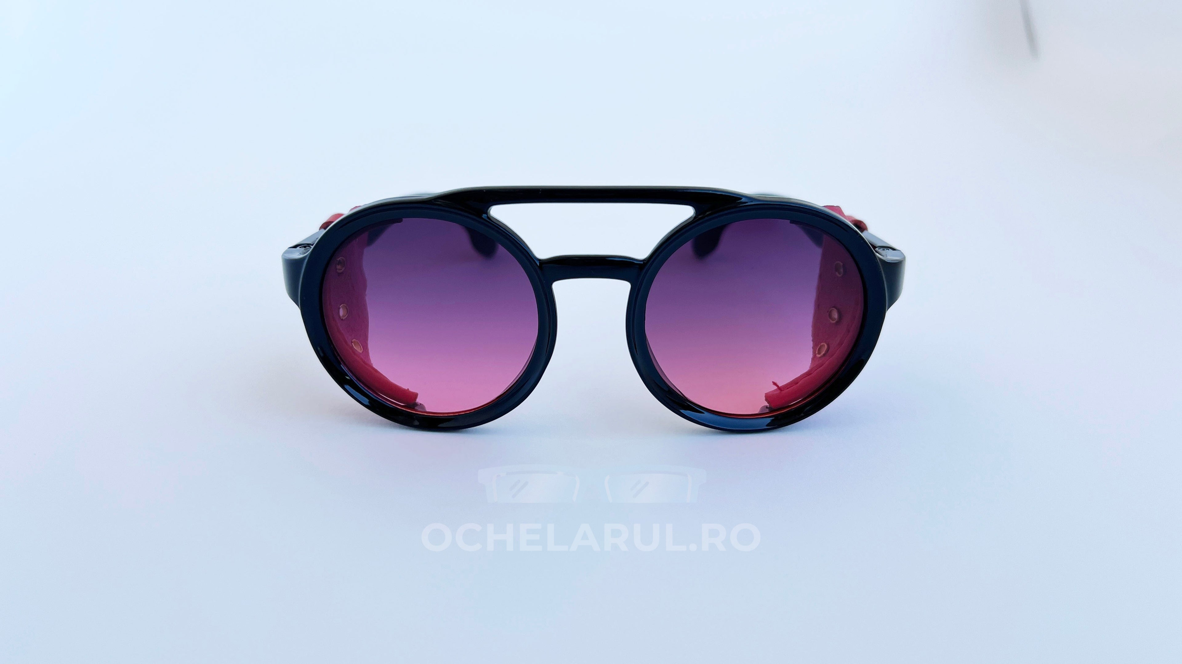 Ochelari de soare Steampunk Rotunzi cu rame negre și lentile degrade violet, stil masculin distinctiv.