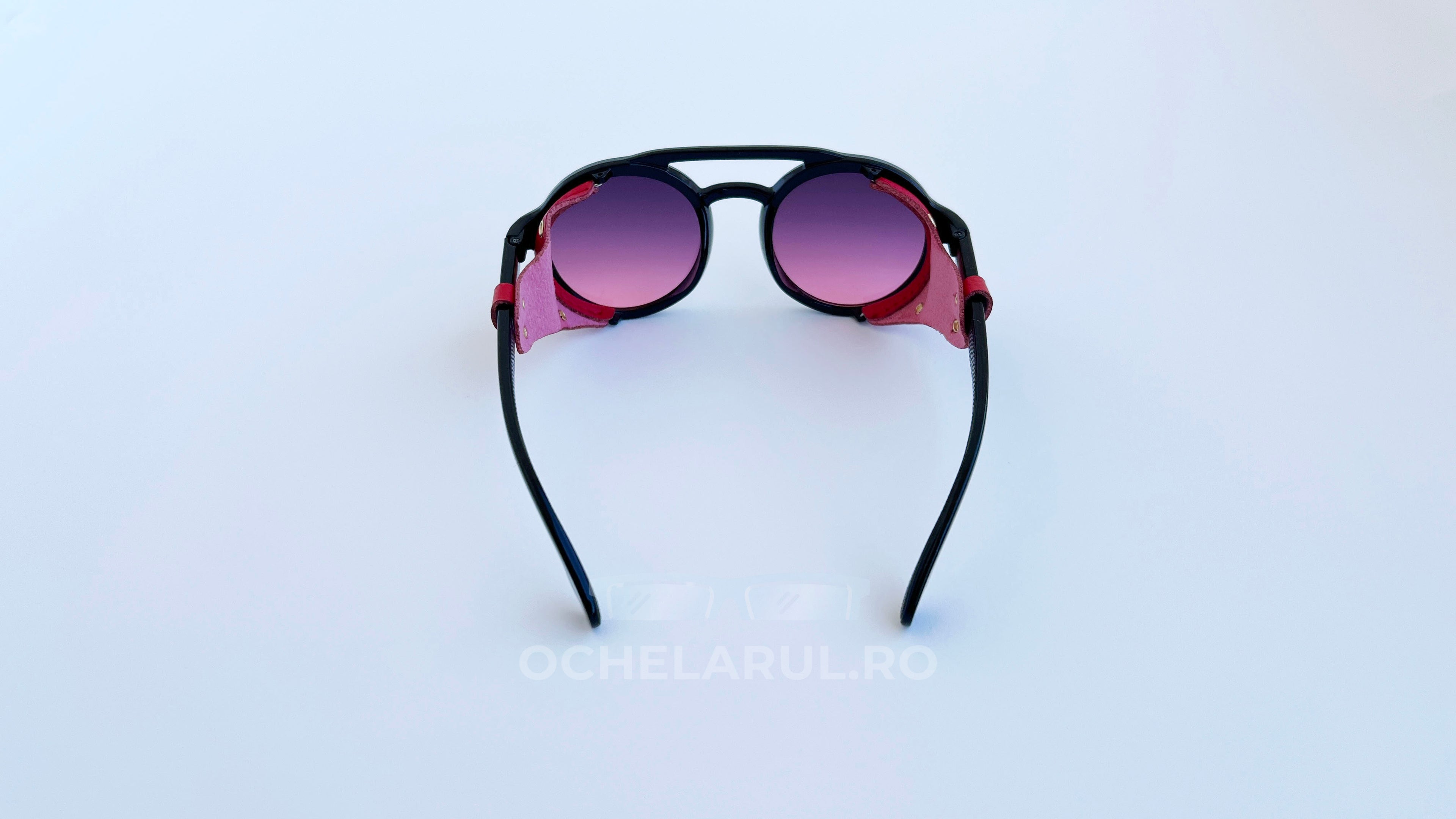 Ochelari de soare Steampunk Rotunzi cu rame negre și lateral din piele, lentile roșii degrade, design unisex.