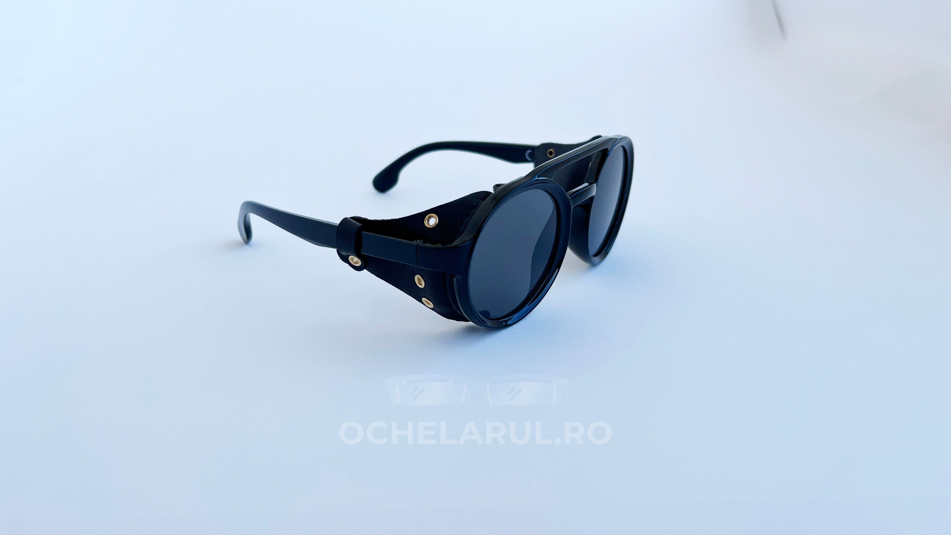 Ochelari de soare Steampunk Rotunzi cu rame negre și detalii metalice, design vintage pentru bărbați.