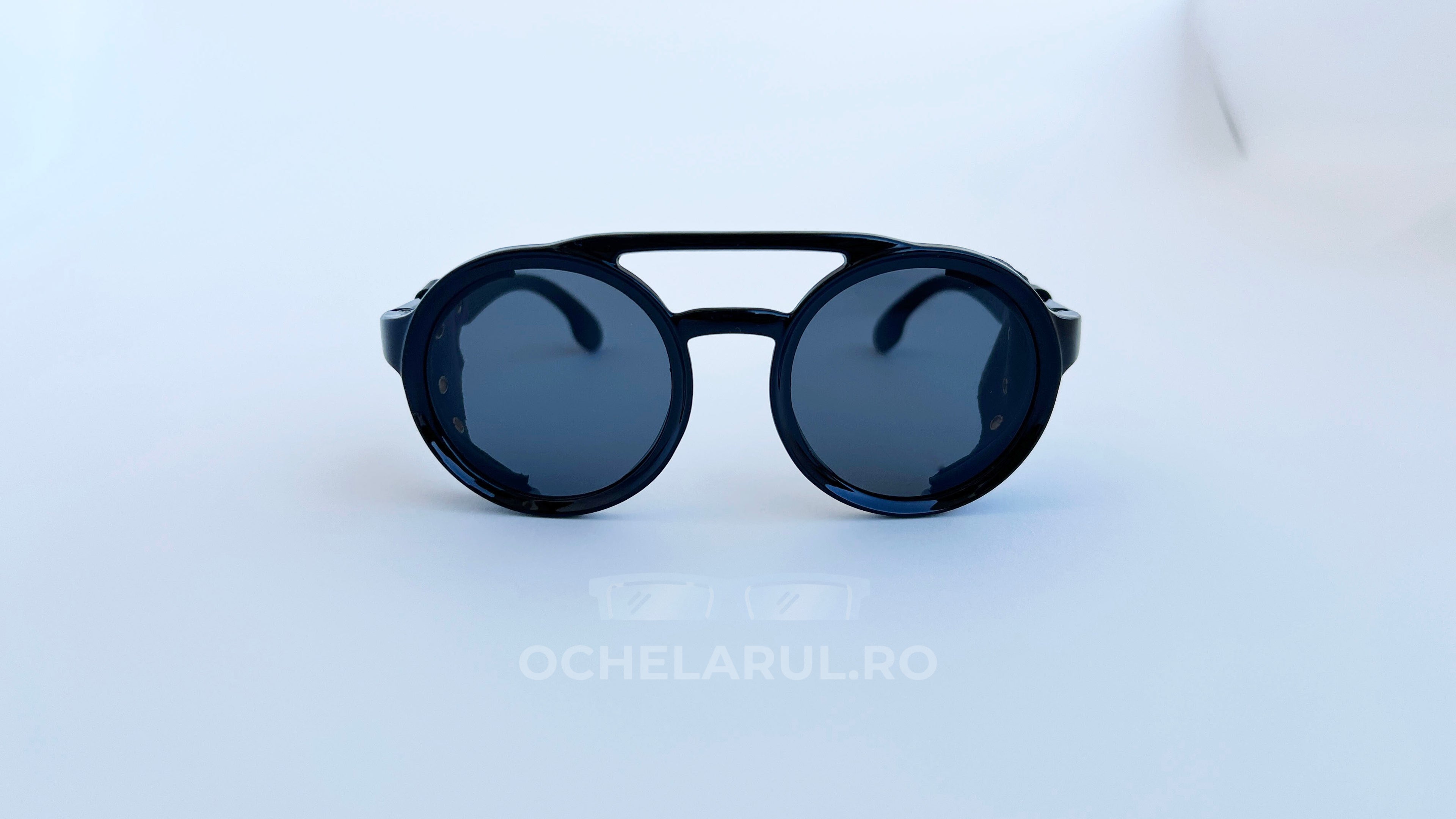 Ochelari de soare steampunk rotunzi cu rame negre și lentile întunecate, model unisex din colecția Ochelari de soare Steampunk Rotunzi.