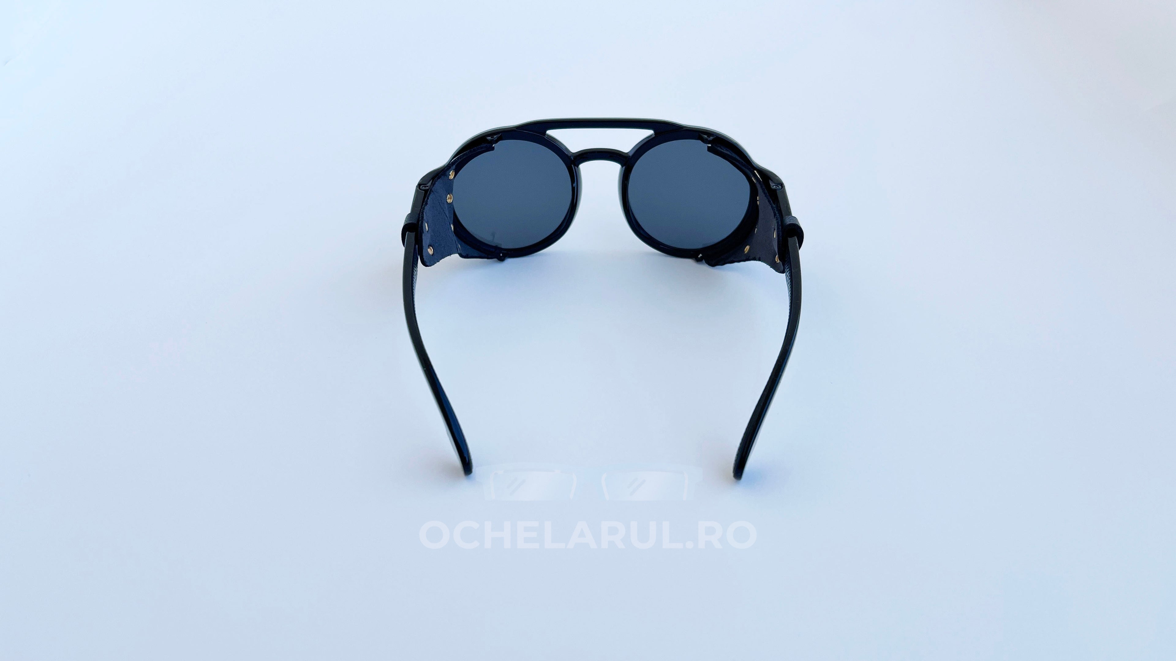 Ochelari de soare Steampunk Rotunzi negri cu lentile întunecate și rame metalice distinctive pentru bărbați.