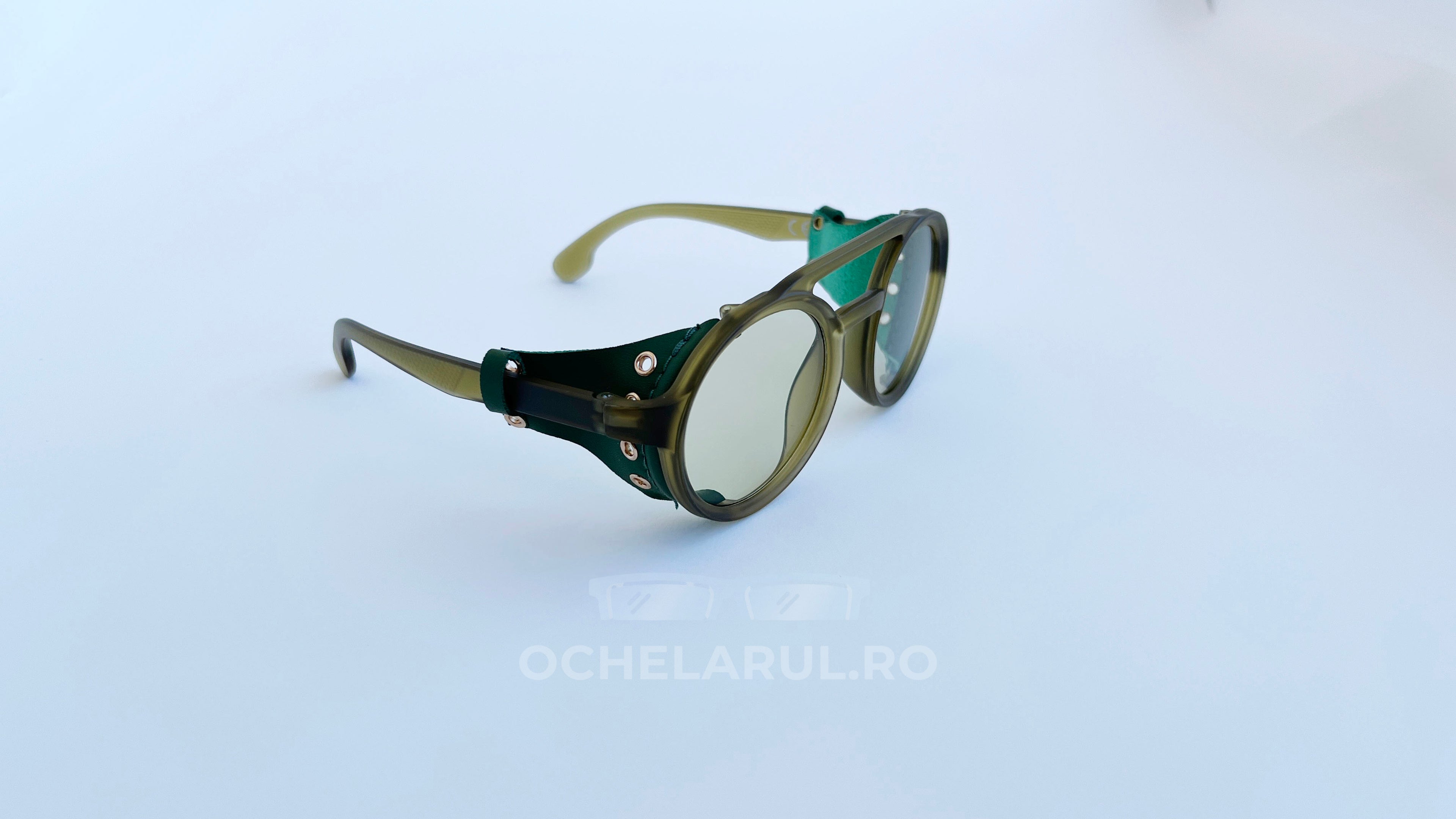 Ochelari de soare Steampunk Rotunzi cu rame verzi și piele, lentile ușor tonate pentru protecție solară.