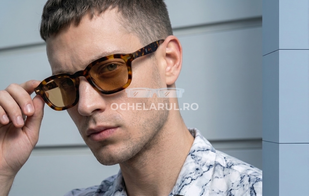 Ochelari de soare Tortoise - Rama havana - Lentile maro - Model purtand ochelarii pe fata