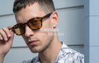 Ochelari de soare Tortoise - Rama havana - Lentile maro - Model purtand ochelarii pe fata