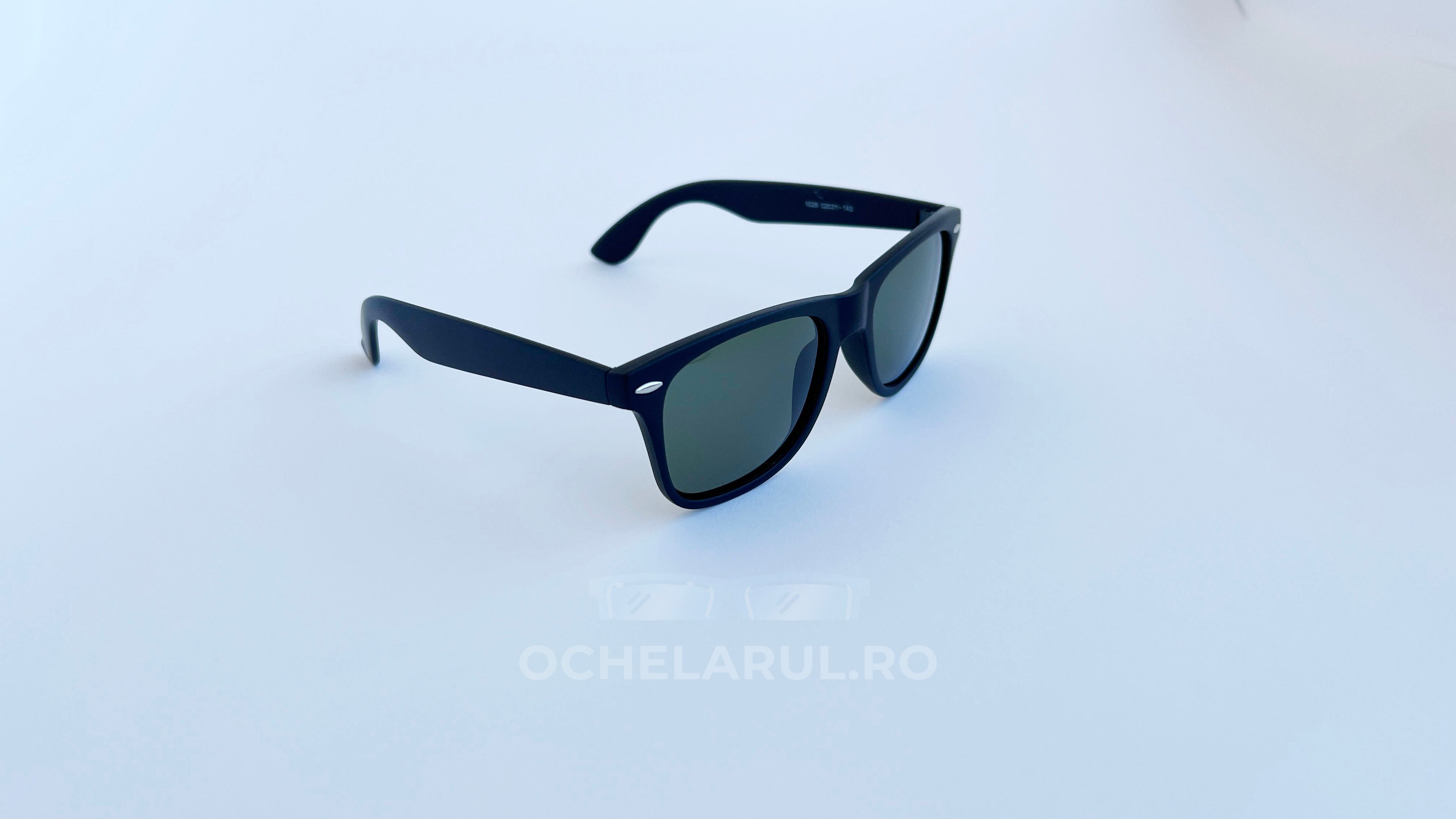 Ochelari de soare Wayfarer Polarizați cu rame negre mate și lentile verzi, model pentru bărbați.