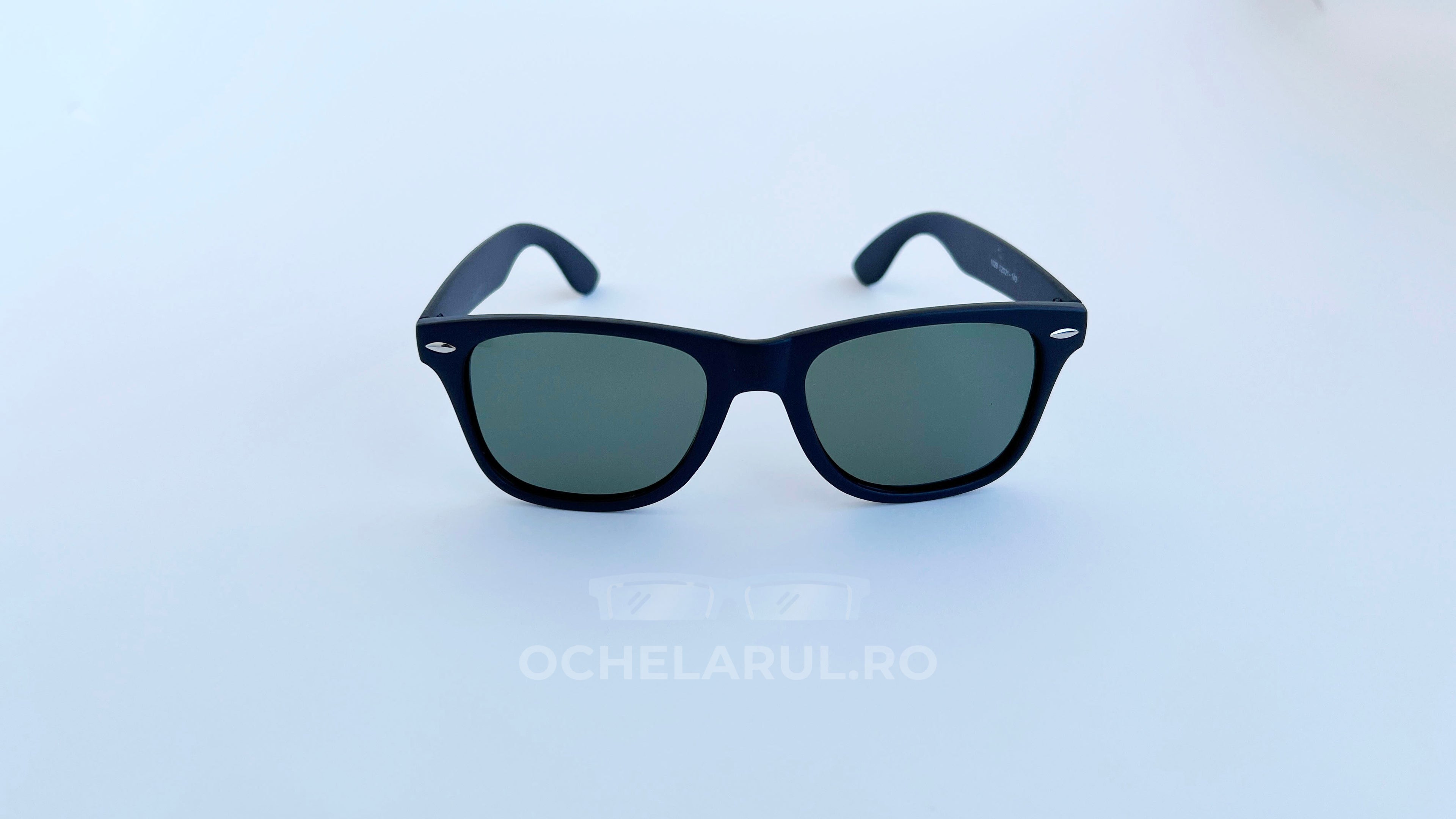Ochelari de soare Wayfarer Polarizați cu rame negre mate și lentile verzi, design clasic pentru bărbați.