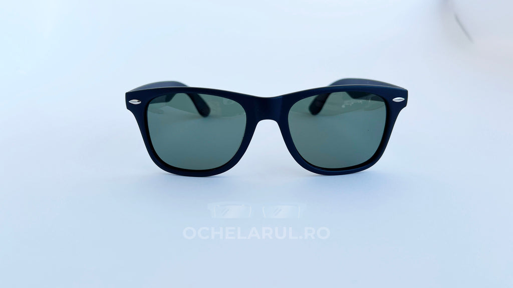 Ochelari de soare Wayfarer Polarizați cu ramă negru mat și lentile verzi ce oferă protecție optimă.
