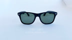 Ochelari de soare Wayfarer Polarizați cu ramă negru mat și lentile verzi ce oferă protecție optimă.