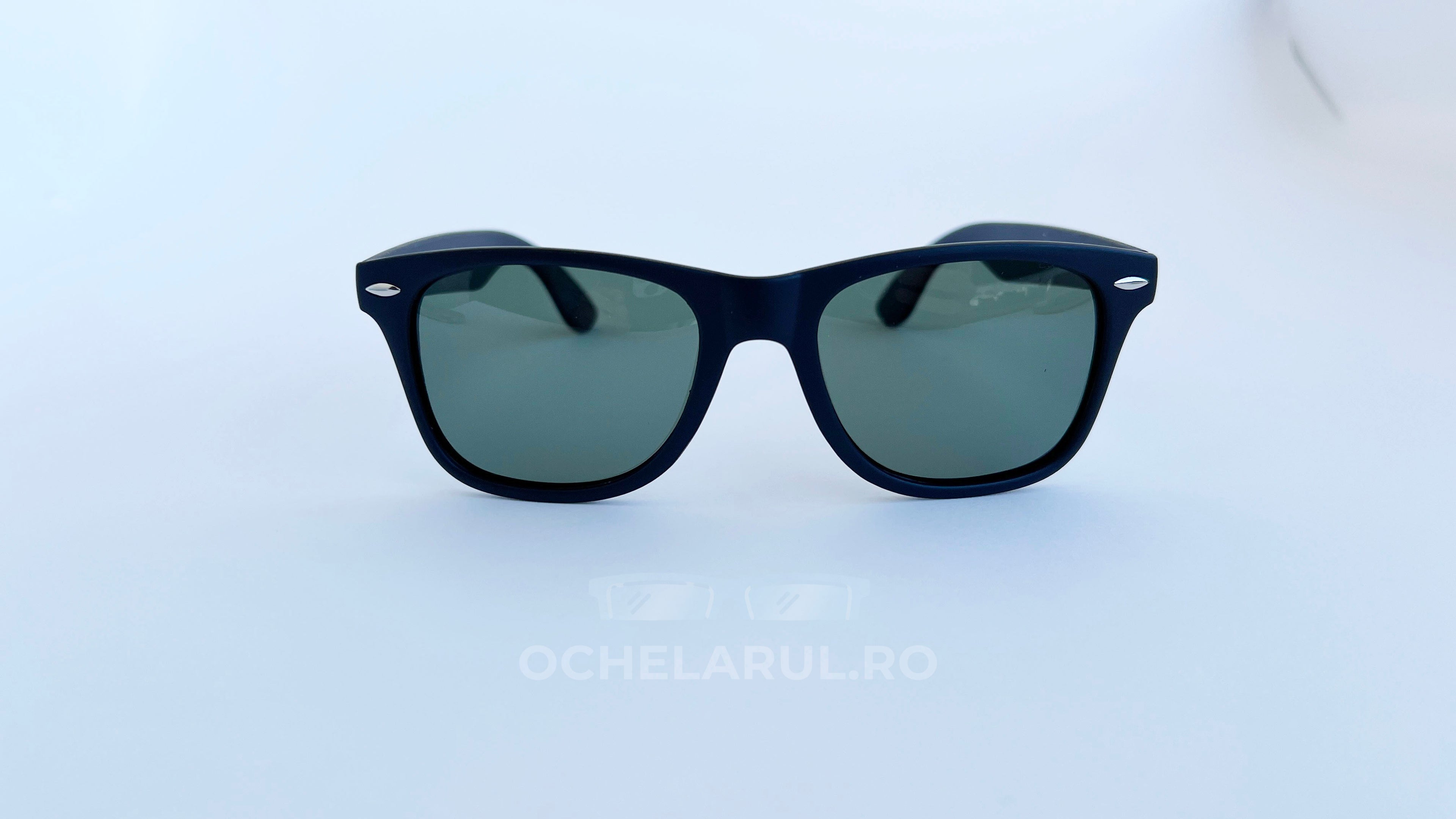 Ochelari de soare Wayfarer Polarizați cu ramă negru mat și lentile verzi ce oferă protecție optimă.