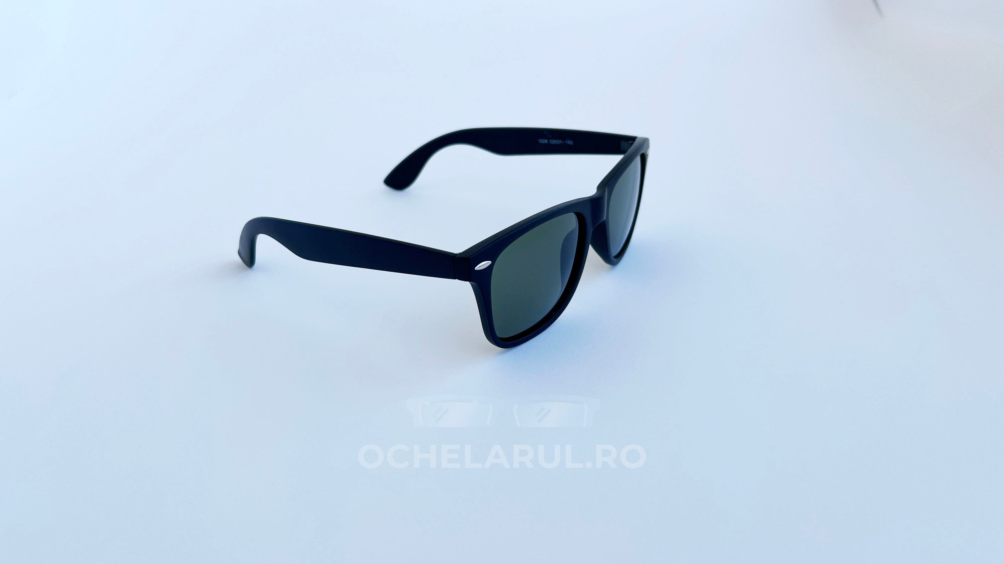 Ochelari de soare Wayfarer Polarizați cu rame negre mate și lentile verzi pentru protecție și stil masculin.