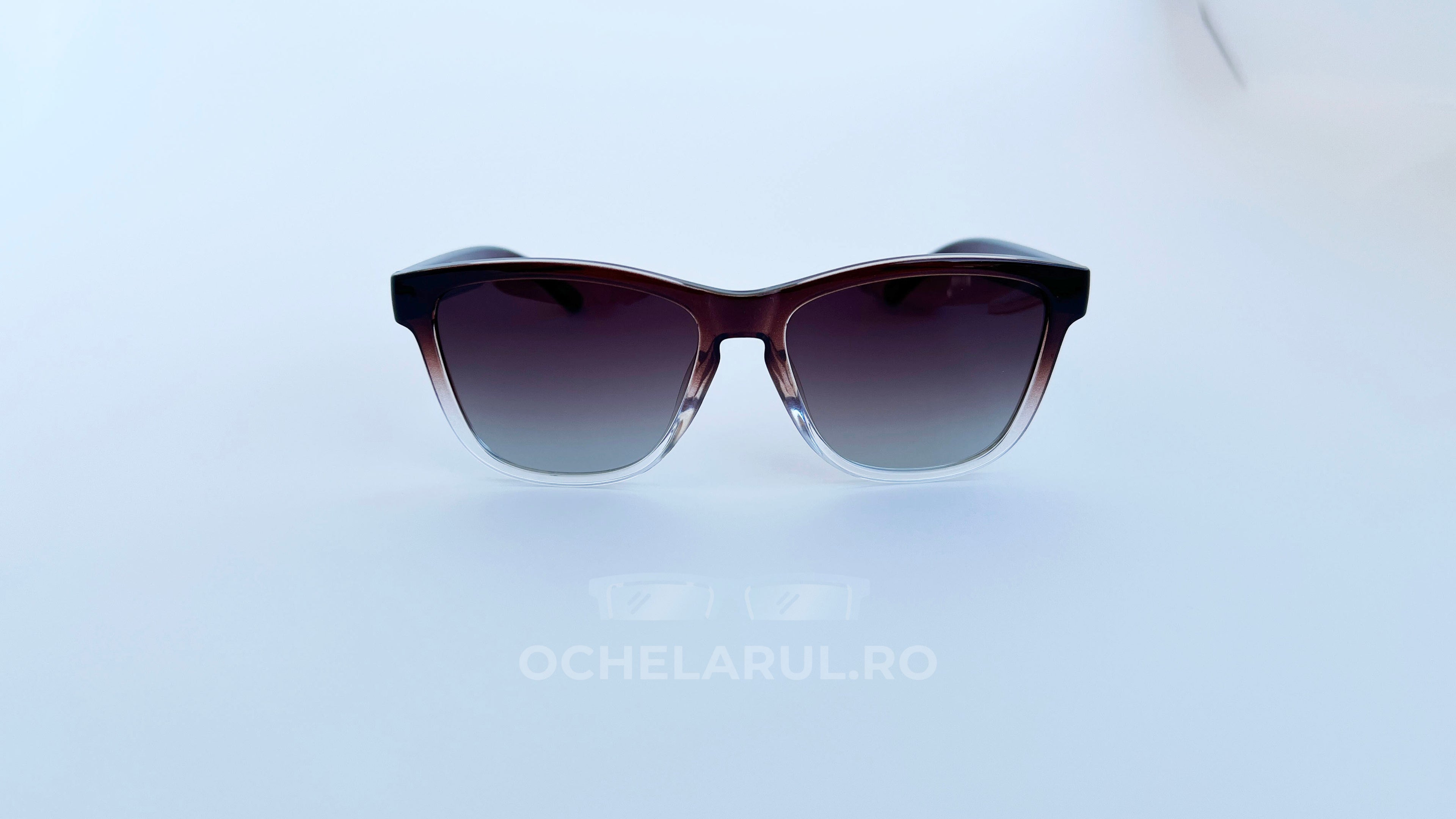 Ochelari de soare Wayfarer Style Polarizați cu ramă maro degrade și lentile mari în degrade, design clasic pentru bărbați.