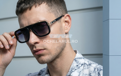 Bărbat purtând Ochelari de soare Dita LXN-EVO Style, stând lângă un perete albastru deschis.