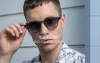 Bărbat purtând ochelari de soare Moscot Style cu rame verzi și lentile degrade, vedere frontală clară.