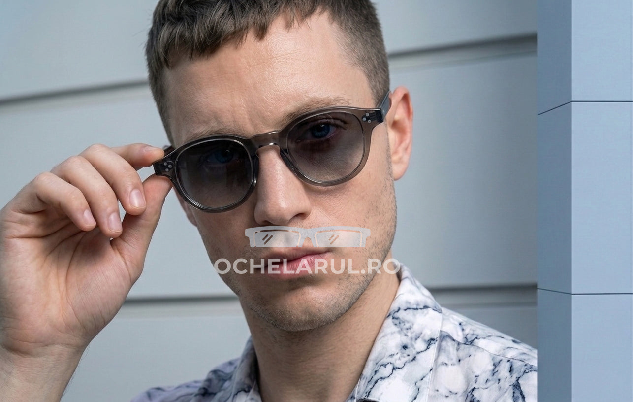 Bărbat purtând ochelari de soare Moscot Style cu rame verzi și lentile degrade, vedere frontală clară.