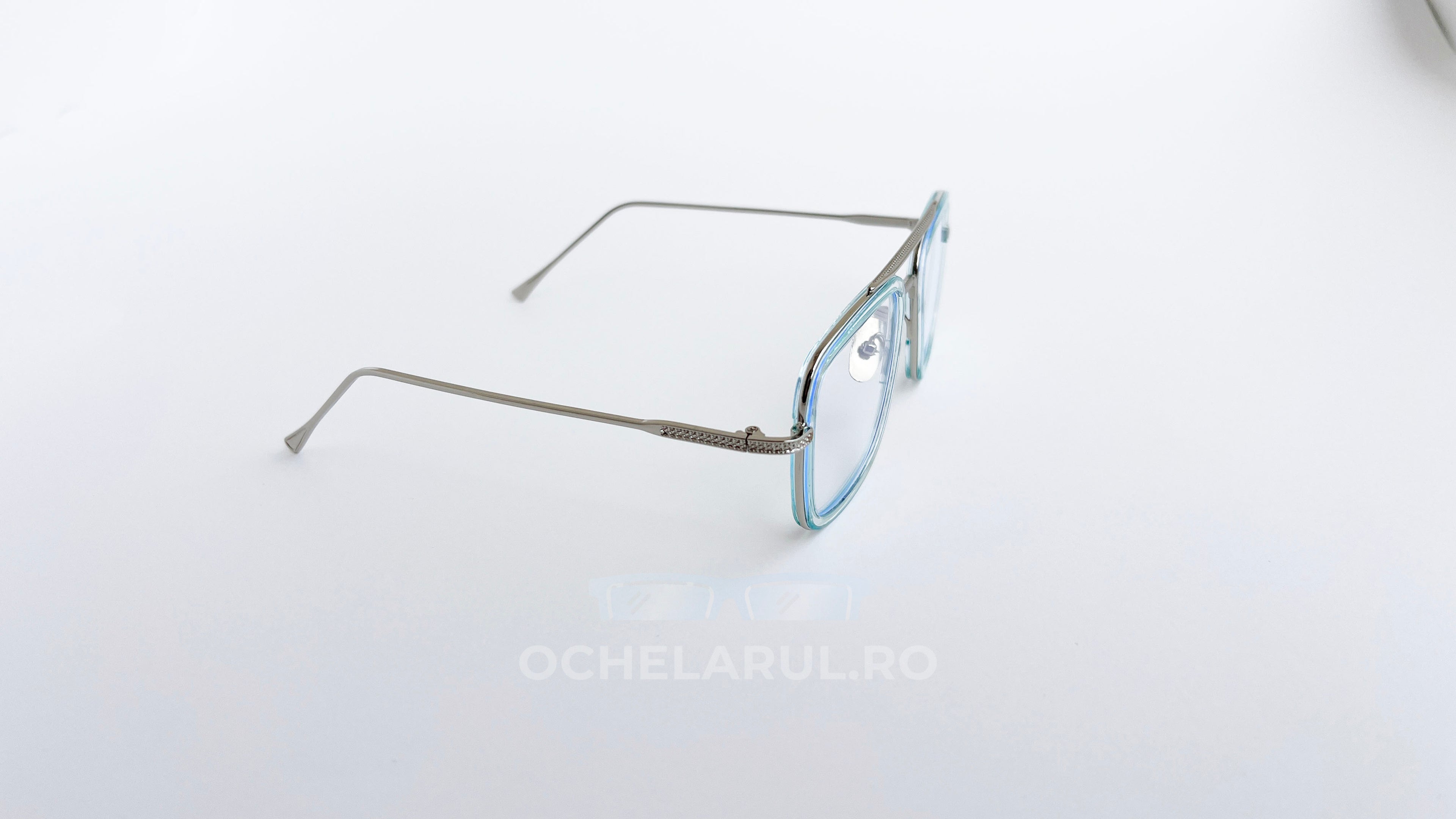 Ochelari Dita Flight dreptunghiulari, rama argintiu-verde si lentile transparente, vedere laterala