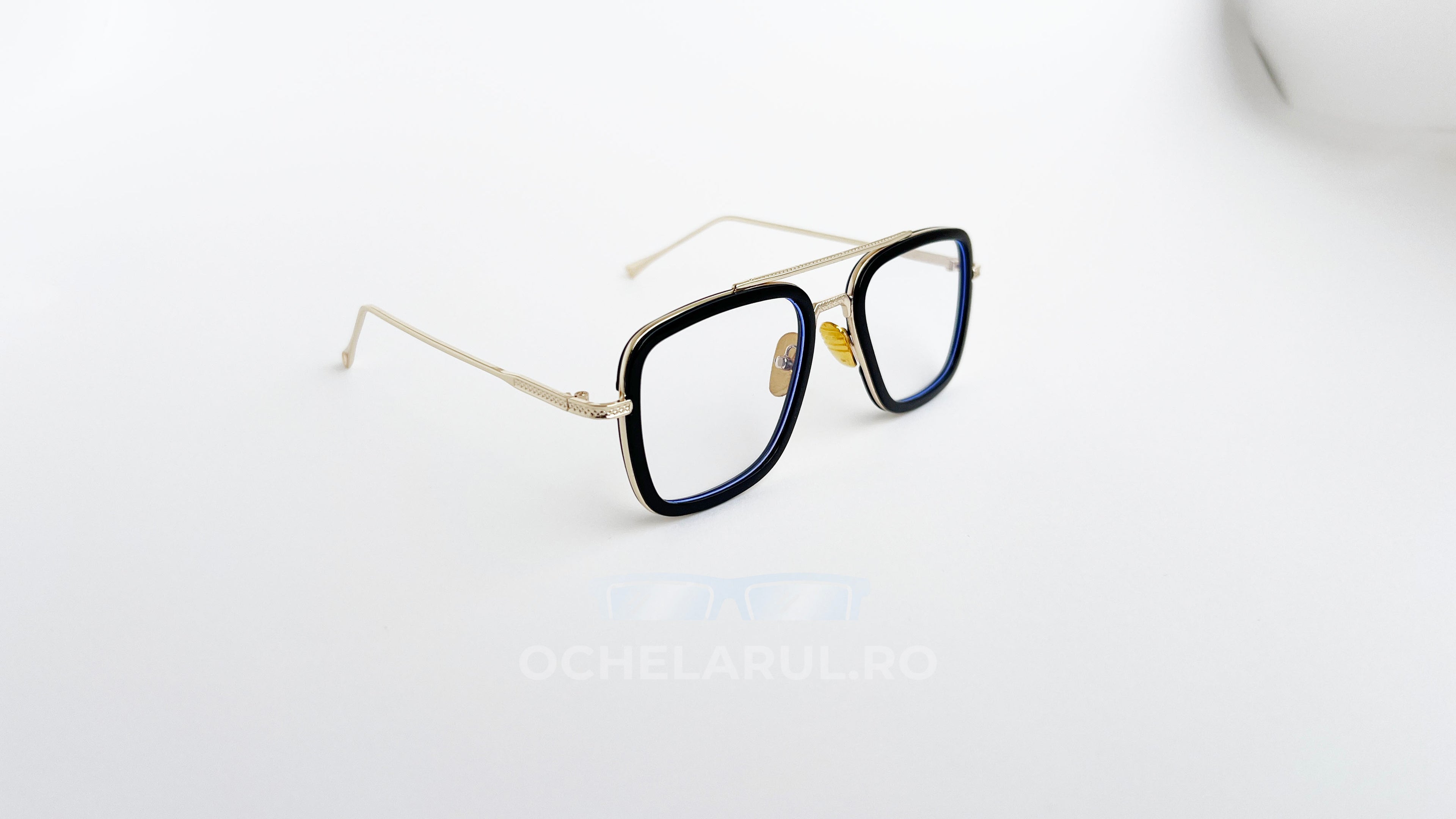 Ochelari Dita Flight Style cu rame aurii și negre, design modern pentru bărbați, lentile transparente.