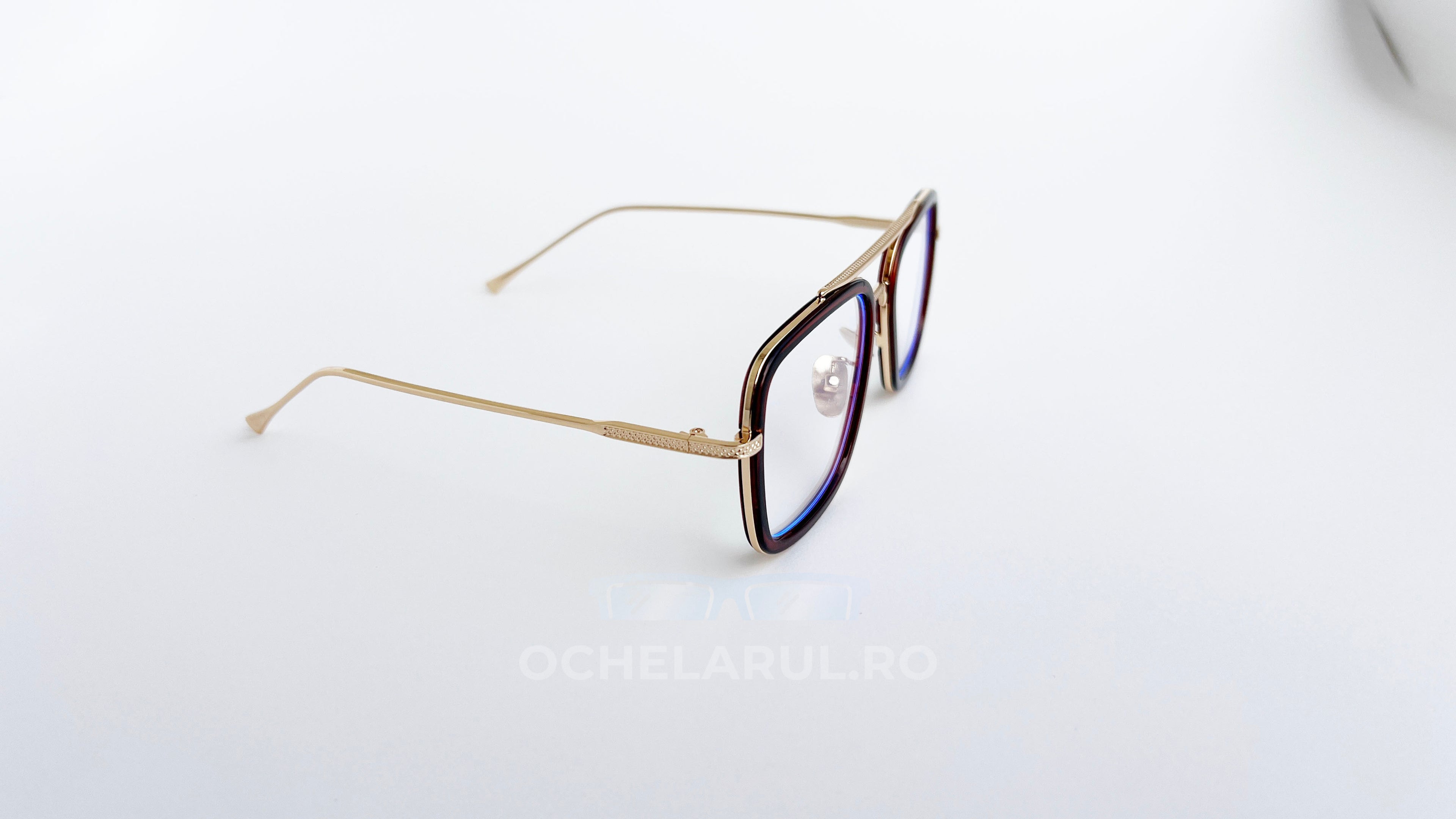 Ochelari Dita Flight Style cu rame aurii și maronii, lentile transparente, design modern și elegant pentru bărbați.