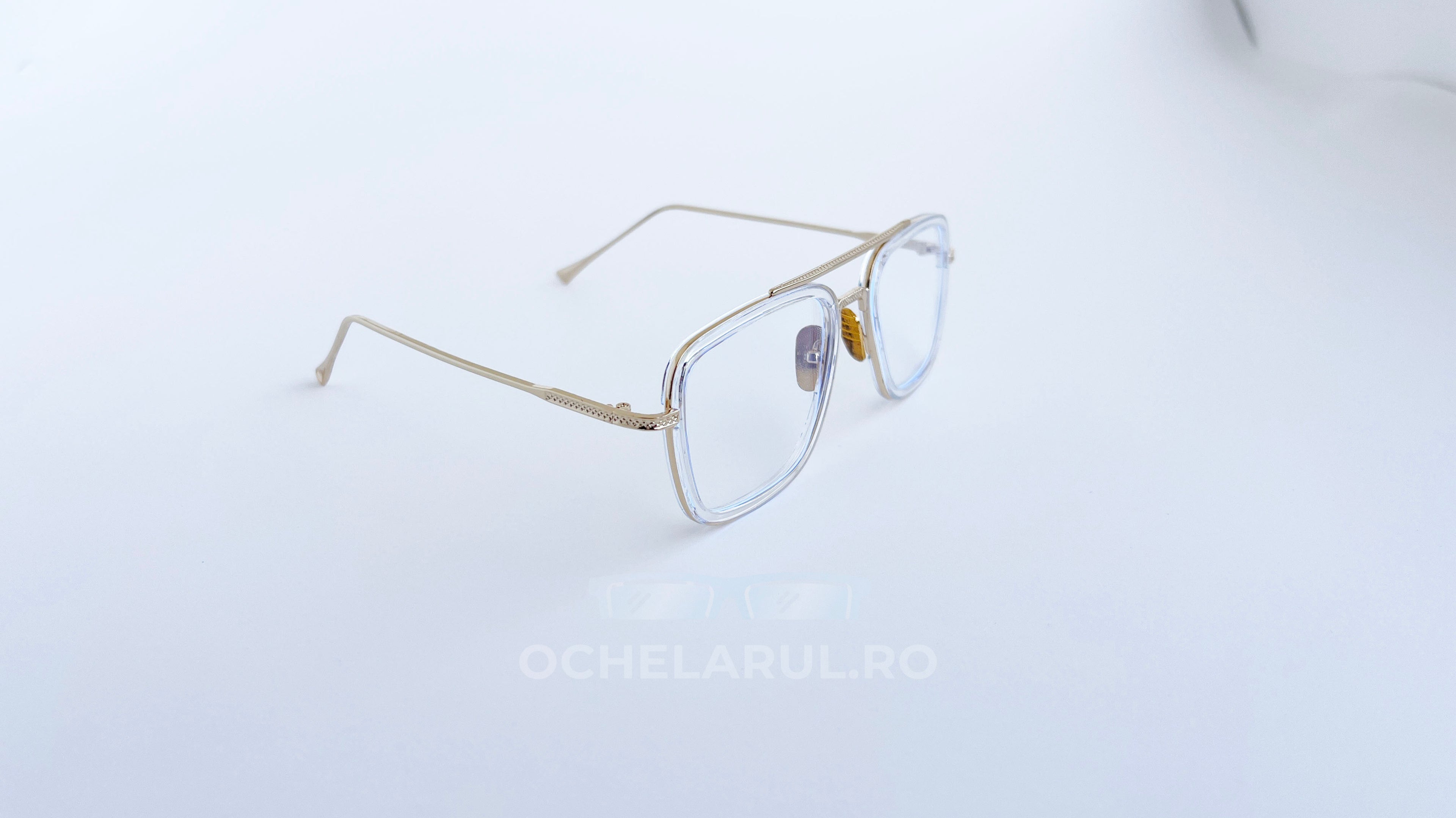 Ochelari Dita Flight Style cu rame aurii subțiri și lentile transparente, design modern și elegant.