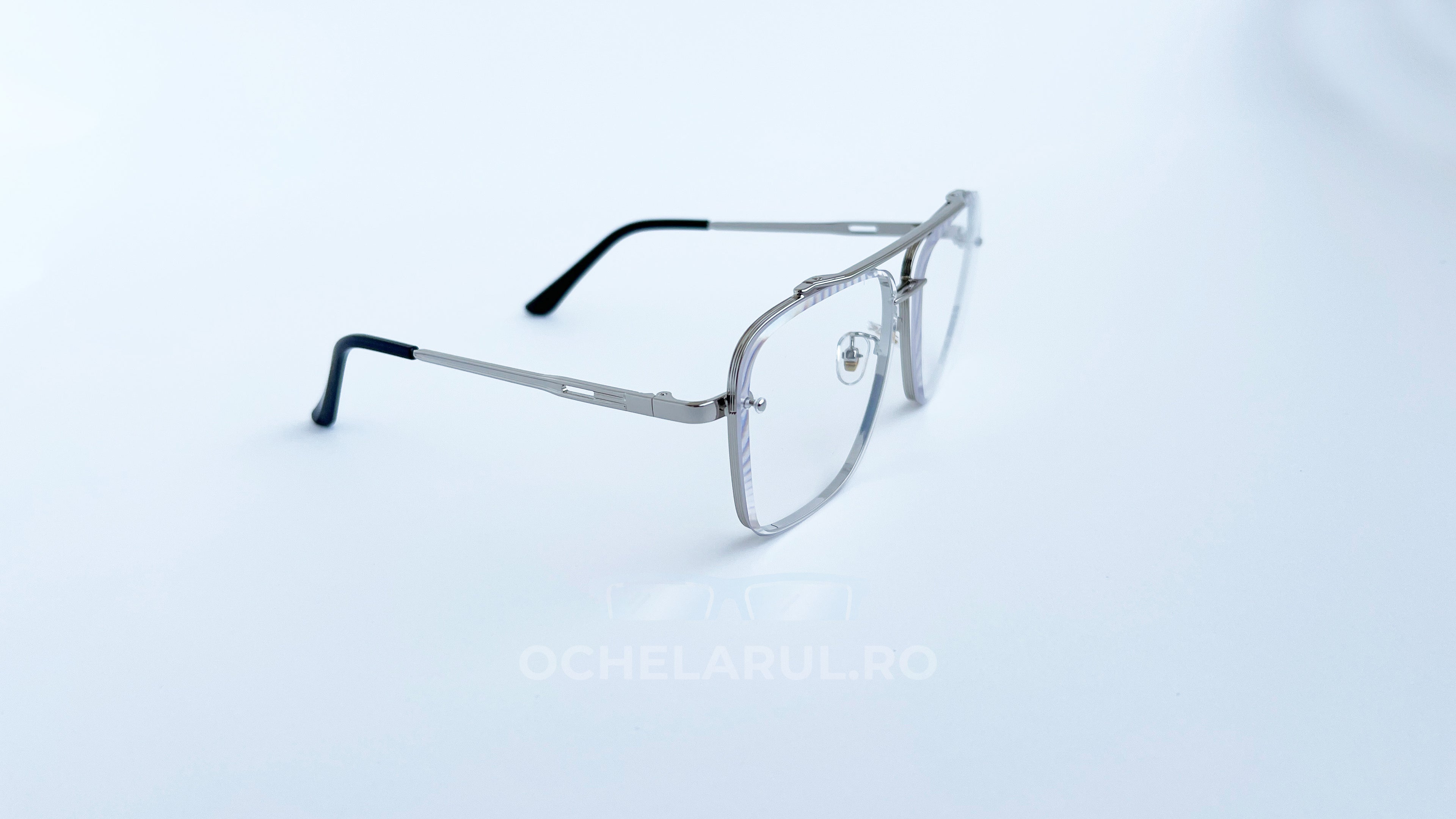 Ochelari Dita Mach Six Style, rectangulari, argintii, cu protecție UV400, fundal alb.