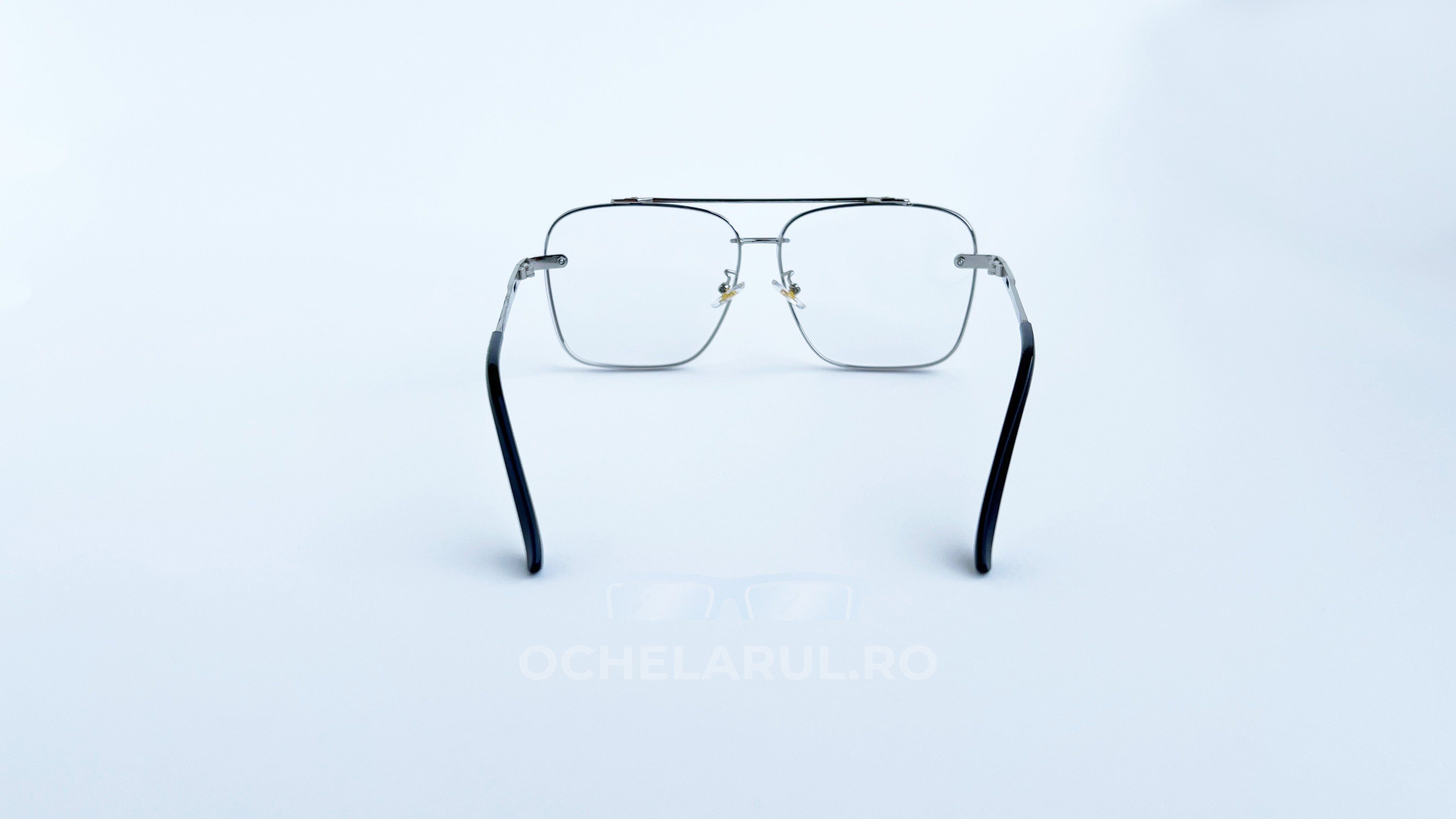 Ochelari Dita Mach Six Style argintii cu brațe negre, UV400, pe fundal alb, OCHELARUL.RO vizibil.